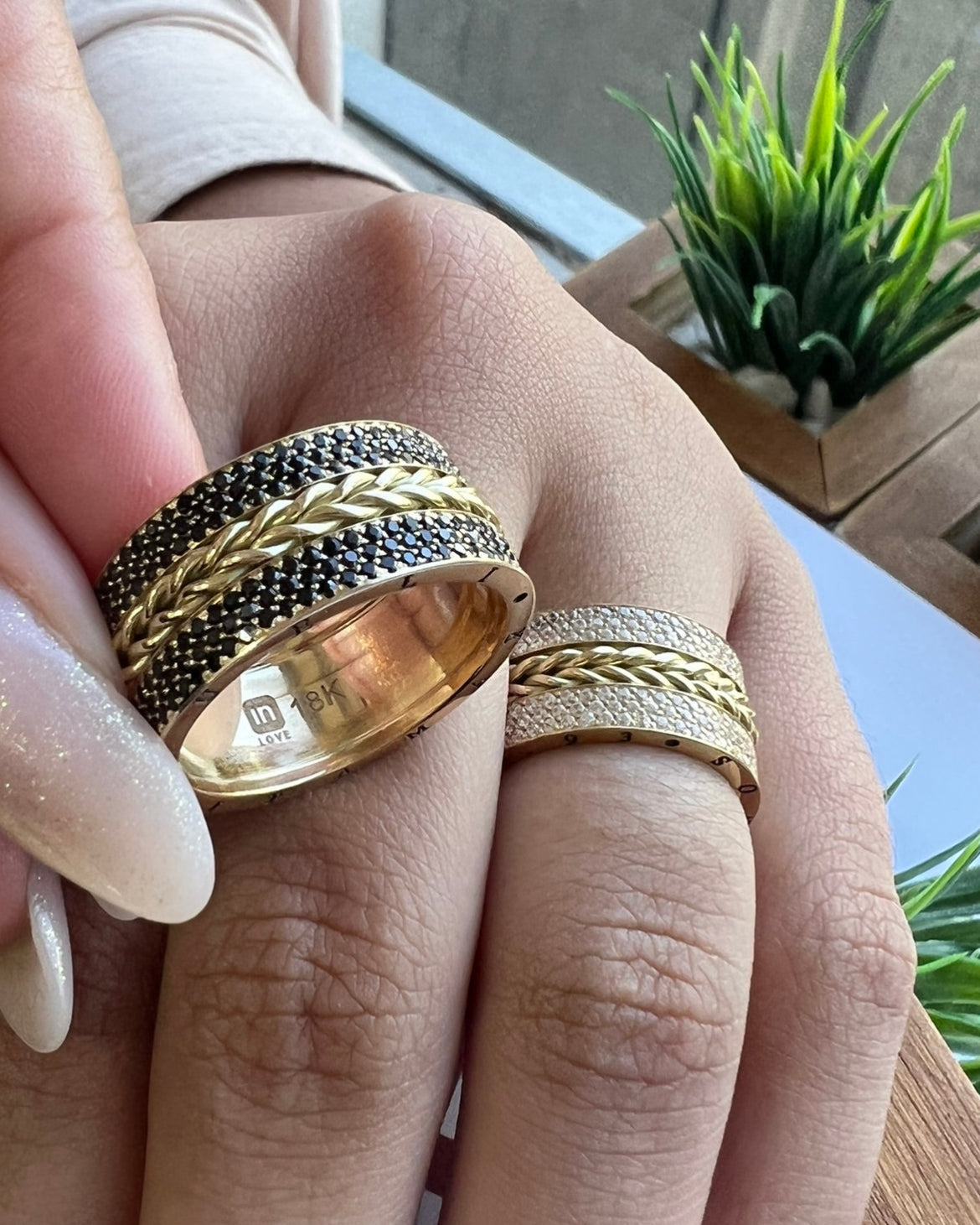 Alianças de Casamento em Ouro 18k - Modelo Eternity Duo | 10mm | 12x R$2.056,66