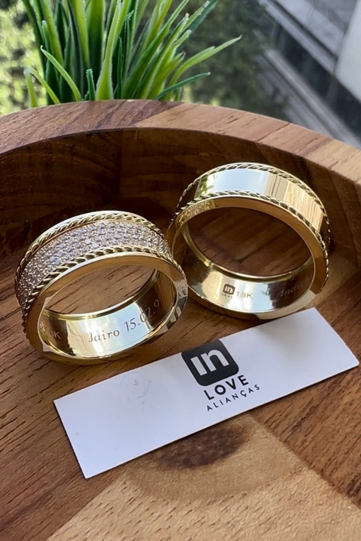 Alianças de Casamento em Ouro 18k - Modelo Sunshine | 8mm | 12x R$1.523,33