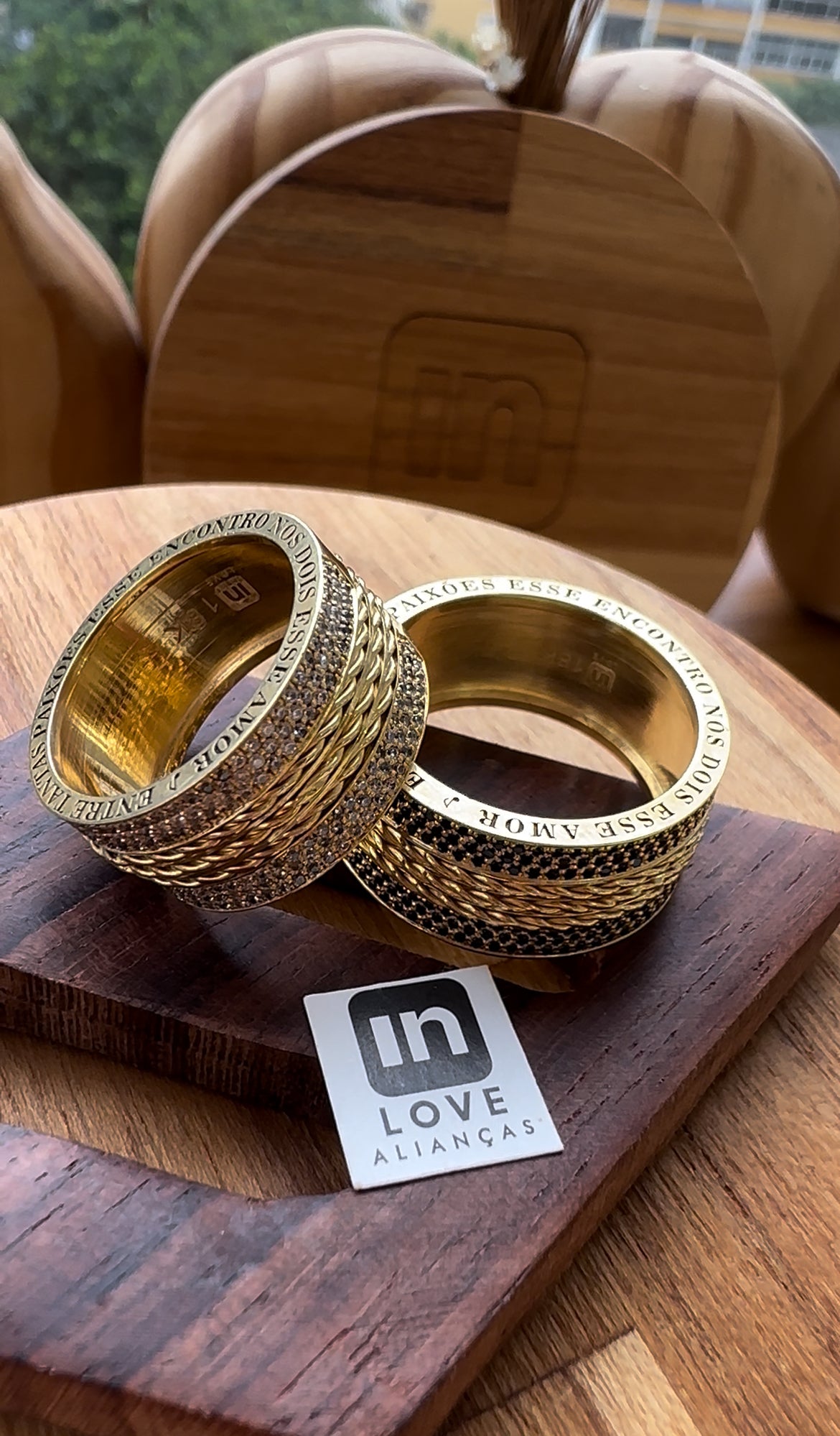 Alianças de Casamento em Ouro 18k - Modelo Esse Amor Duo | 10mm | 12x R$2.158.33