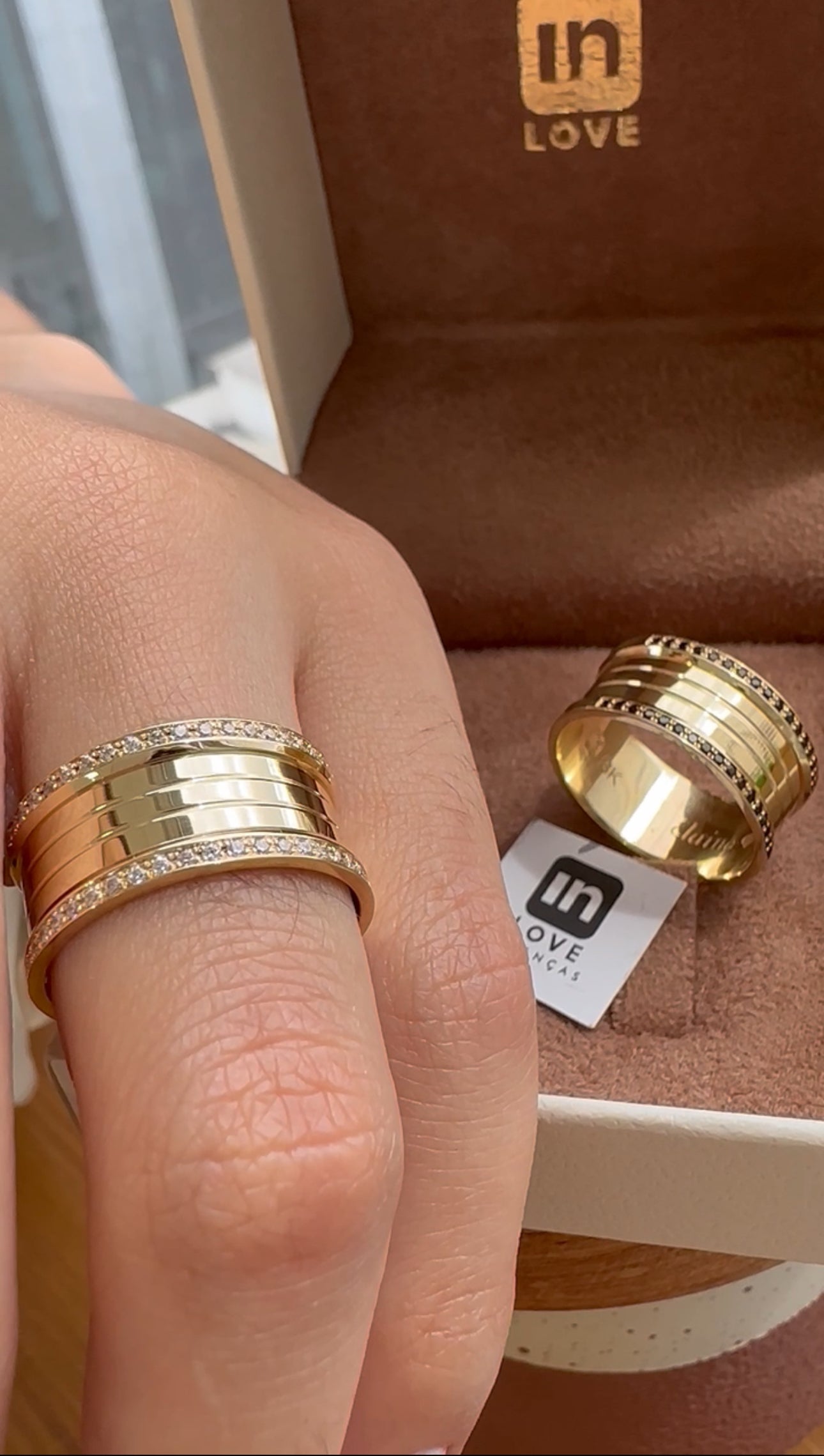 Alianças de Casamento em Ouro 18k - Modelo Paraíso | 9mm | 12x R$980