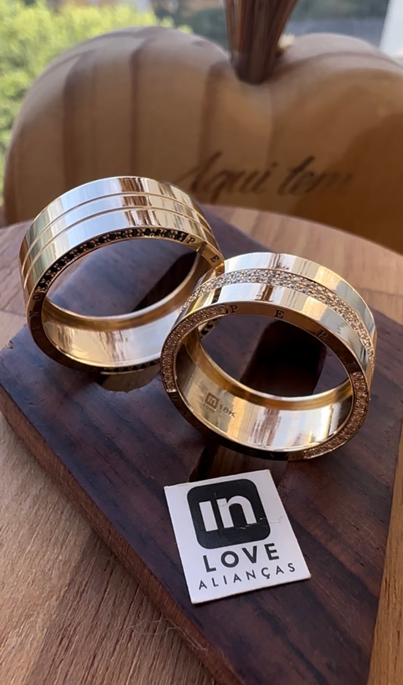 Alianças de Casamento em Ouro 18k - Modelo Carinho | 8mm | 12x R$946,66