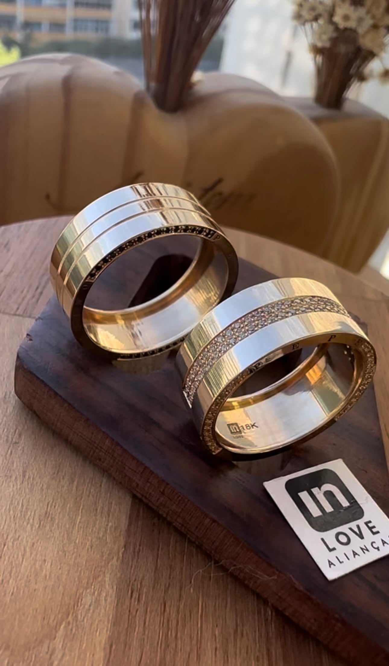 Alianças de Casamento em Ouro 18k - Modelo Carinho | 8mm | 12x R$946,66