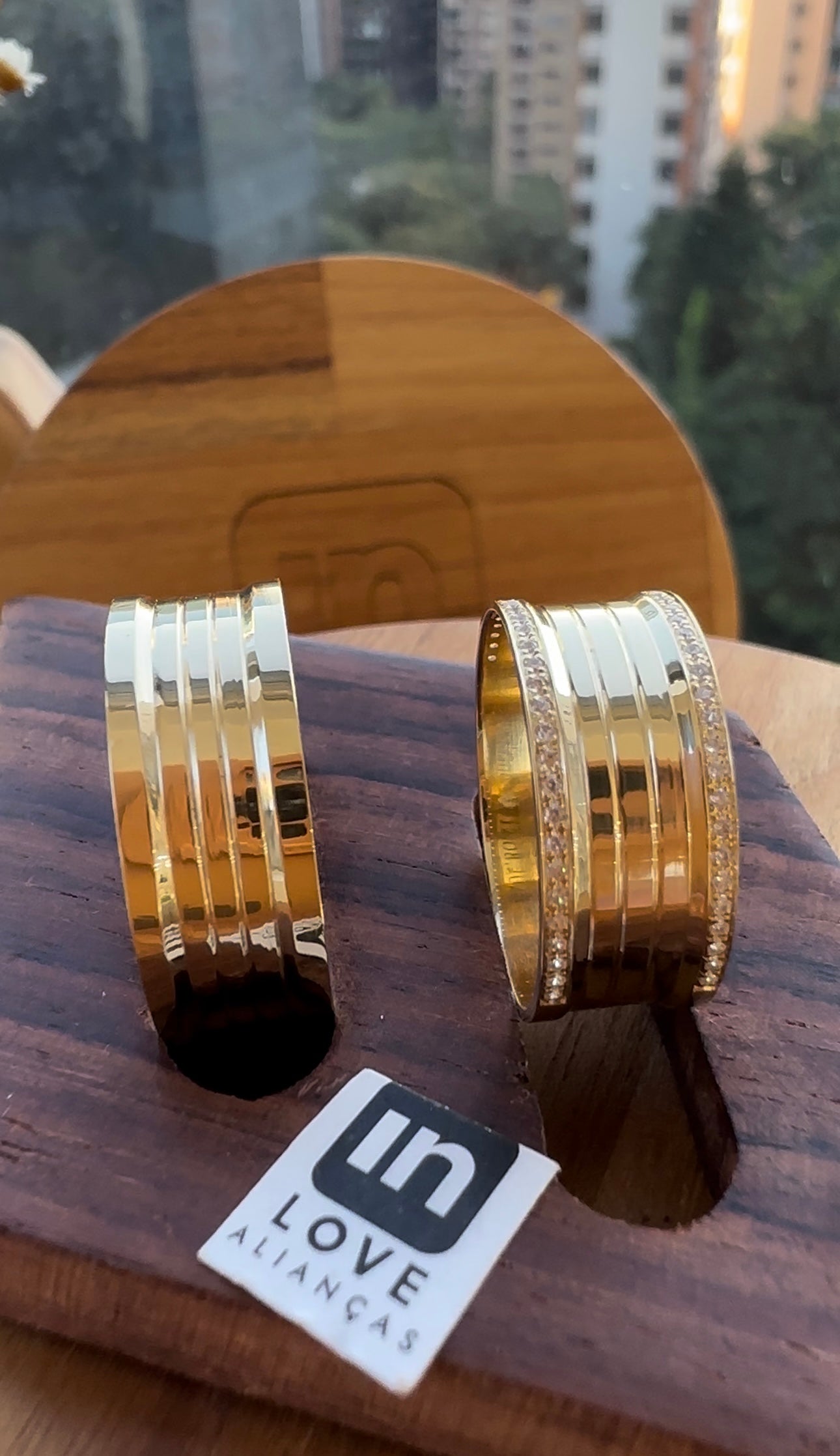 Alianças de Casamento em Ouro 18k - Modelo Paraíso | 8mm | 12x R$582,50