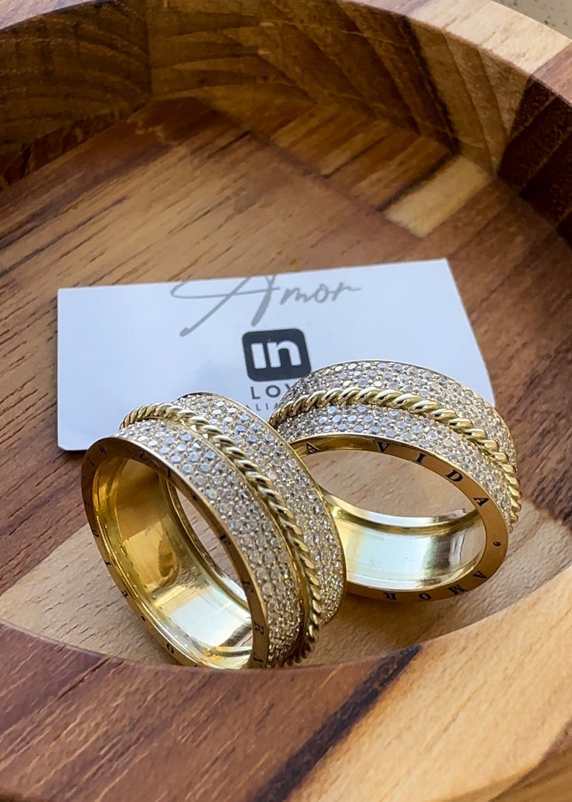 Alianças de Casamento em Ouro 18k - Modelo Euforia | 8mm | 12x R$1.556,66