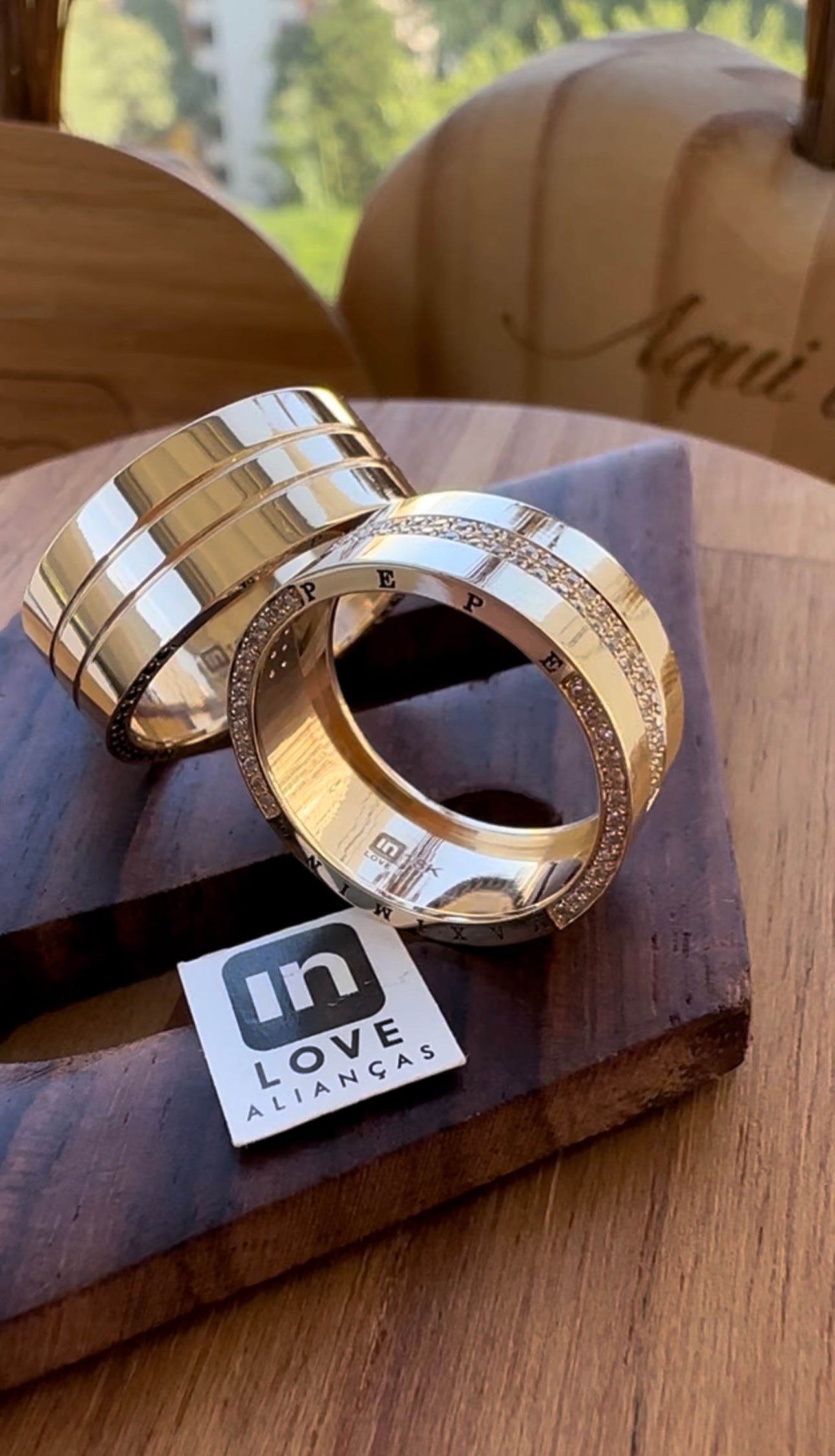 Alianças de Casamento em Ouro 18k - Modelo Carinho | 8mm | 12x R$946,66