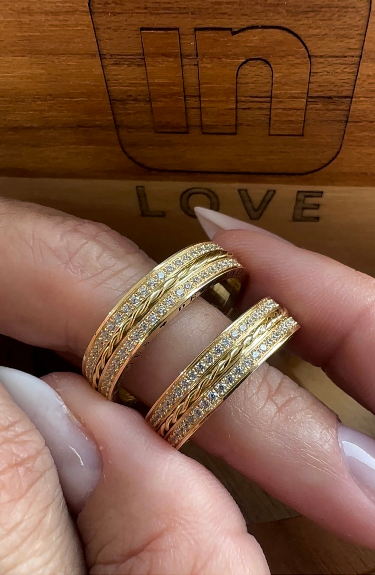 Par de Alianças em Ouro 18k - Modelo Doce Amor | 5mm | 12x R$ 749