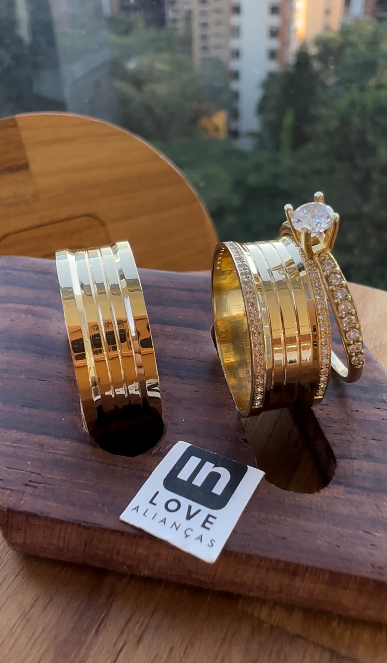 Alianças de Casamento em Ouro 18k - Modelo Paraíso | 8mm | 12x R$582,50