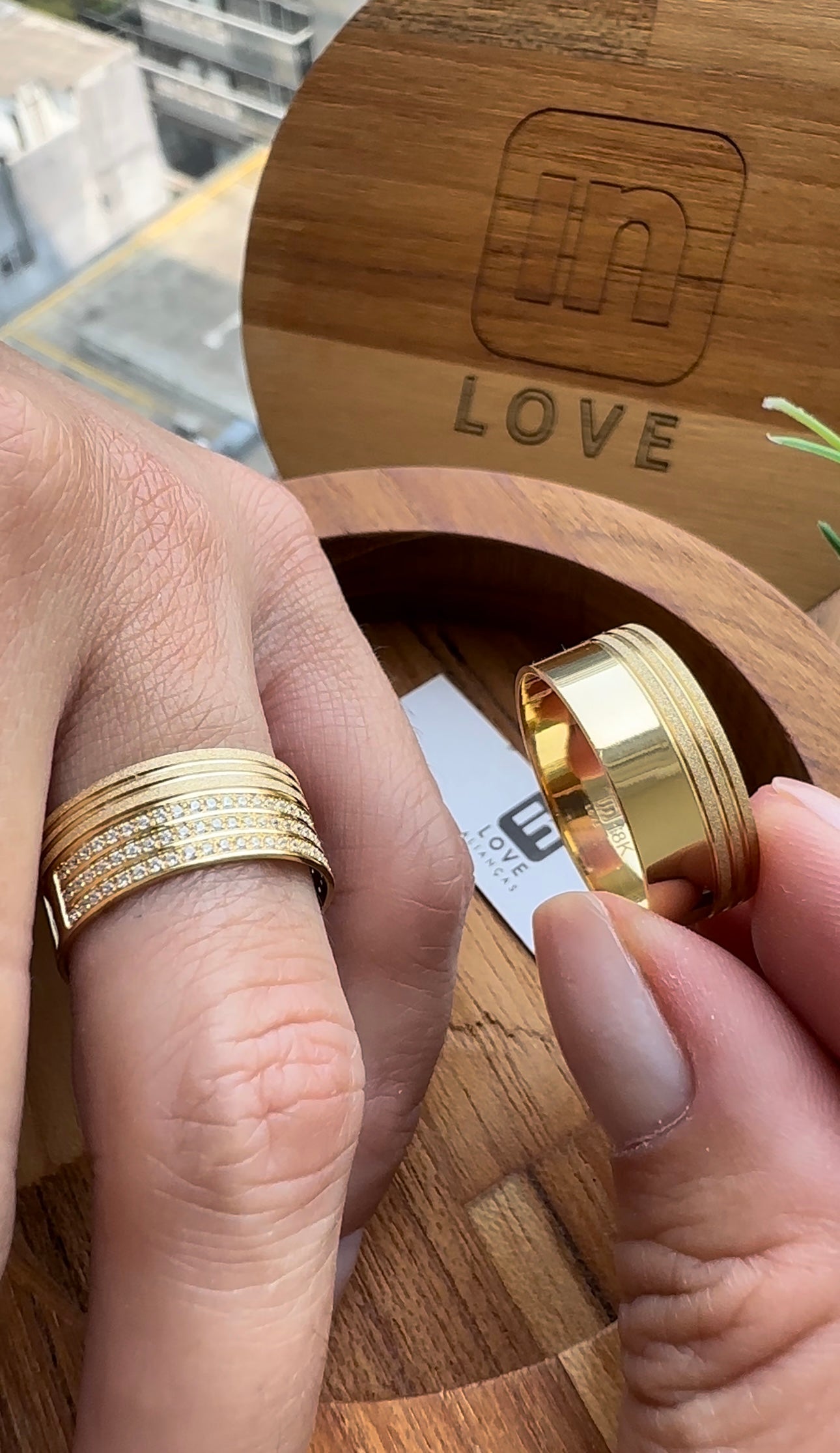 Alianças de Casamento em Ouro 18k - Modelo Felicidade | 8mm | 12x R$699