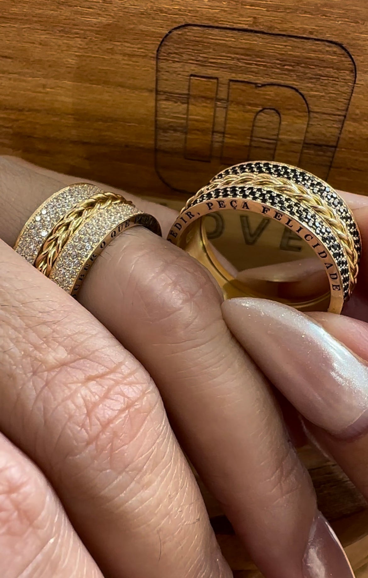Alianças de Casamento em Ouro 18k - Modelo Eternity Duo | 10mm | 12x R$2.056,66
