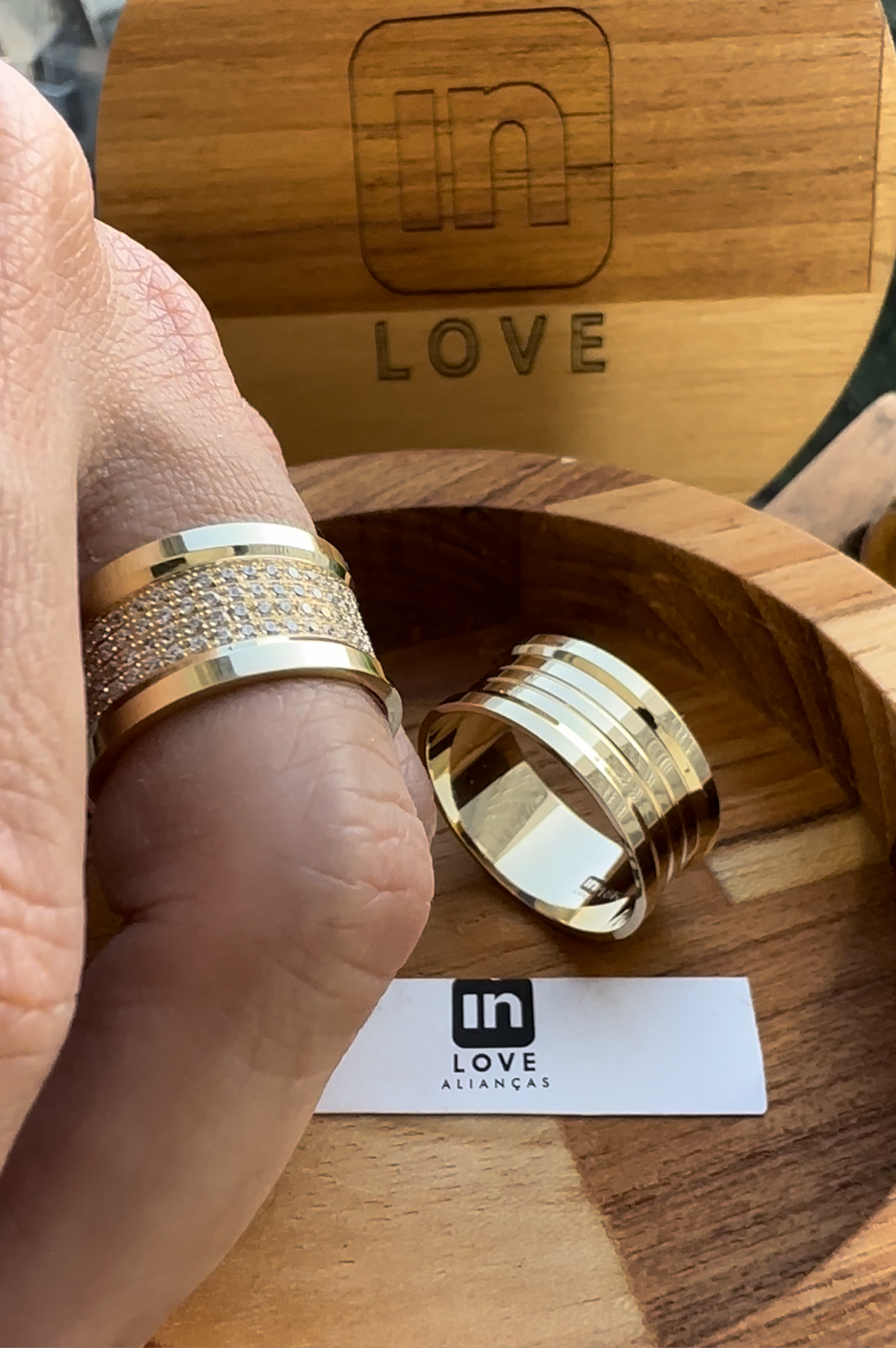 Alianças de Casamento em Ouro 18k - Modelo Maldivas | 10mm | 12x R$1.175