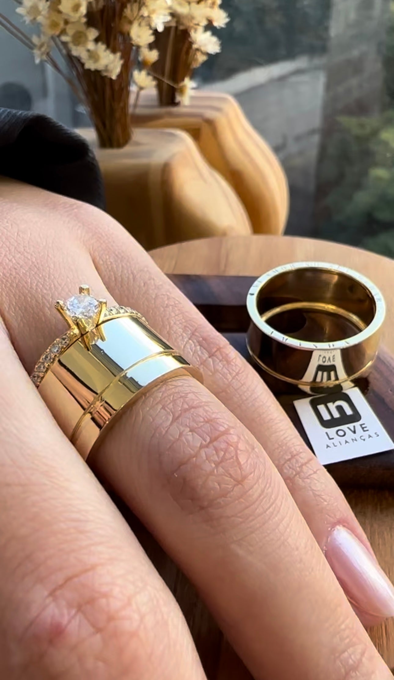 Alianças de Casamento em Ouro 18k - Modelo Afago | 10mm | 12x R$916