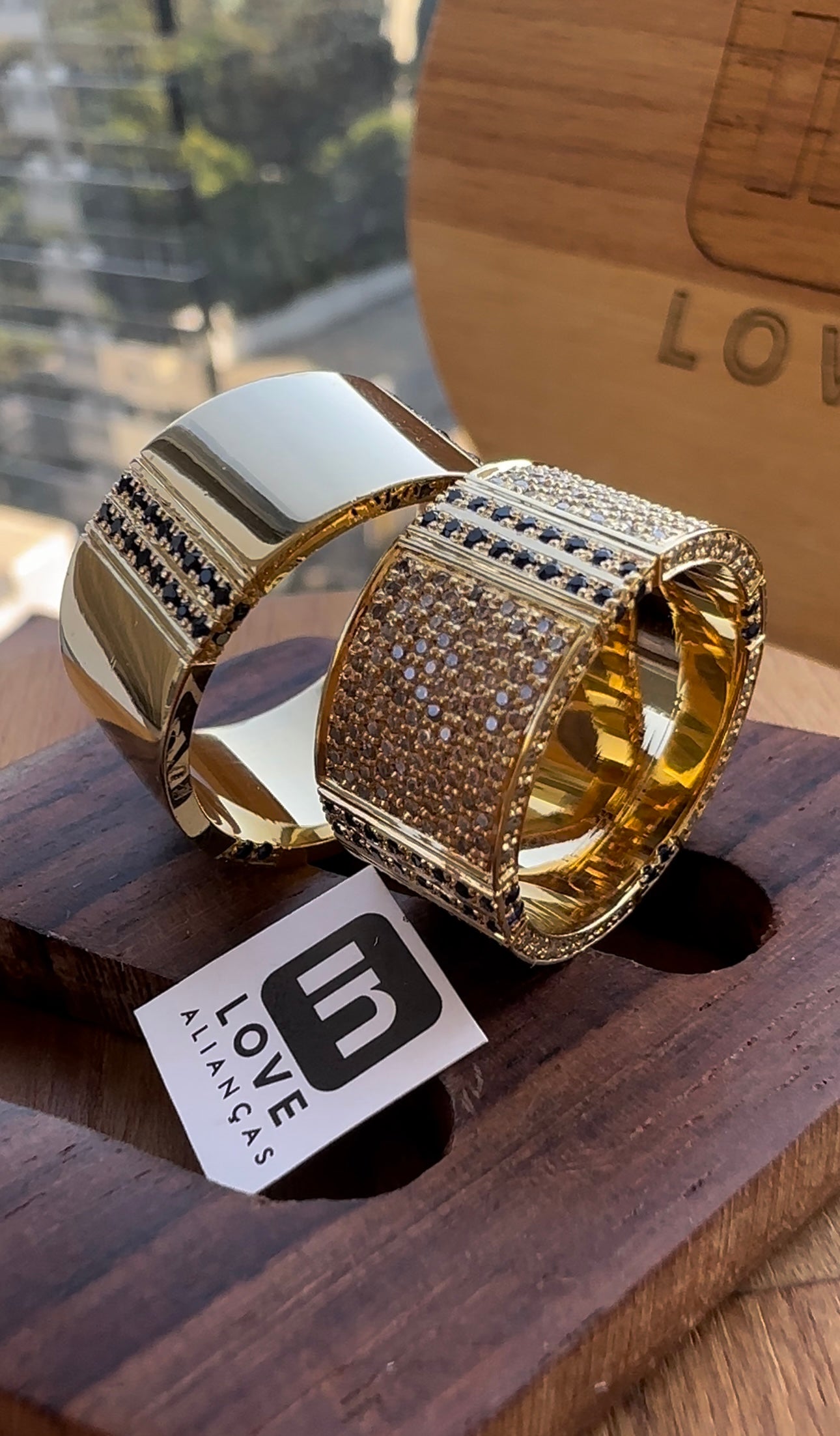 Alianças Ouro 18k Diamantes & Safiras - Modelo Eu Amo Você | 10mm | 12x R$3.332,50