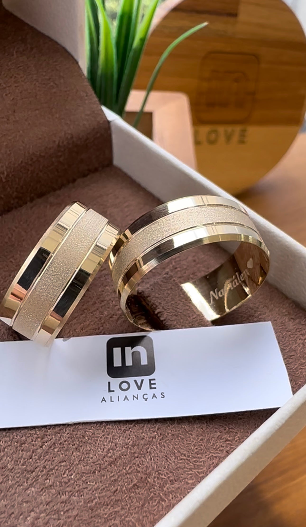 Alianças de Casamento em Ouro 18k - Modelo Histórias | 8mm | 12x R$583,33