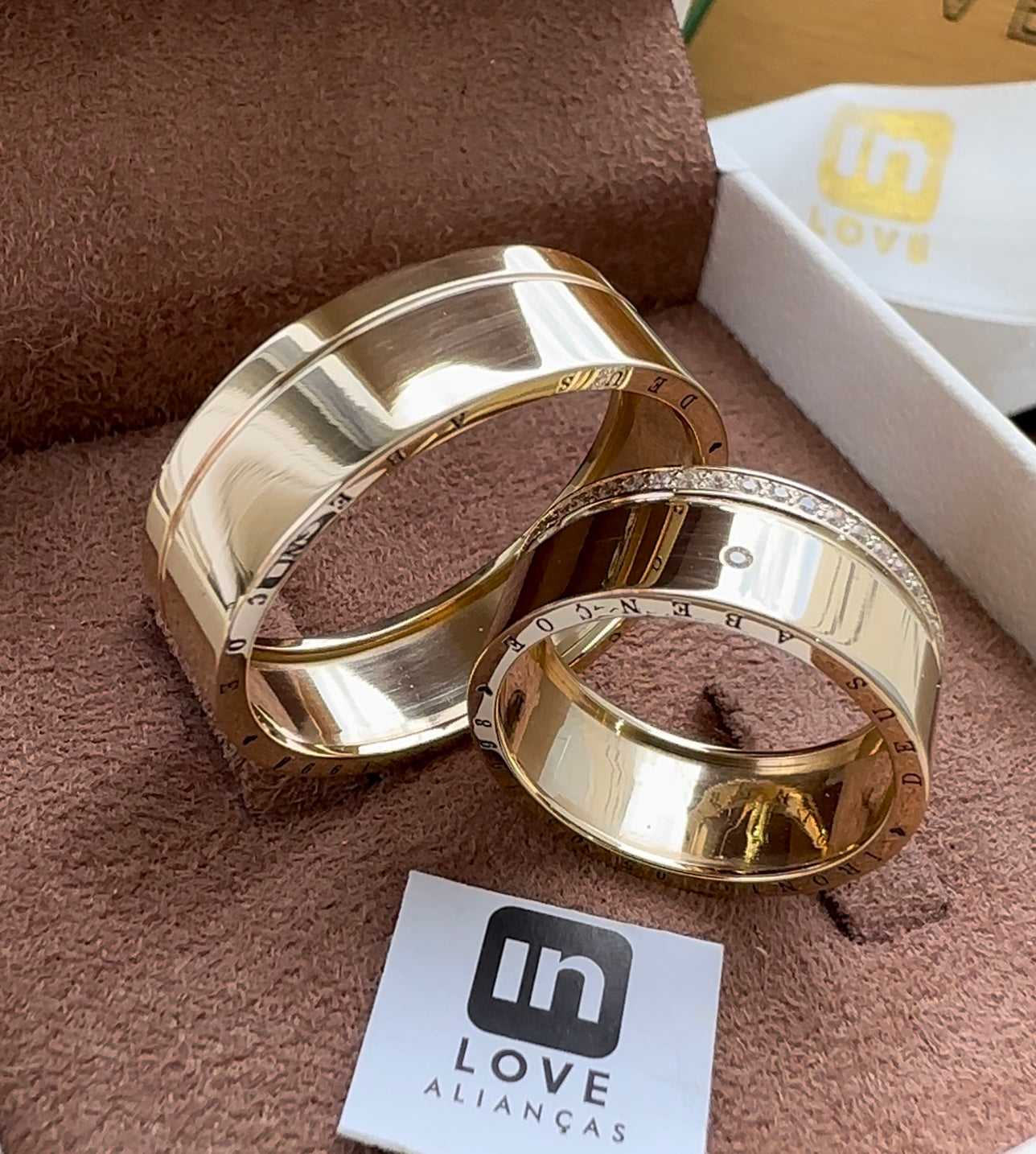 Alianças de Casamento em Ouro 18k - Modelo Lírios | 8mm | 12x R$891,66