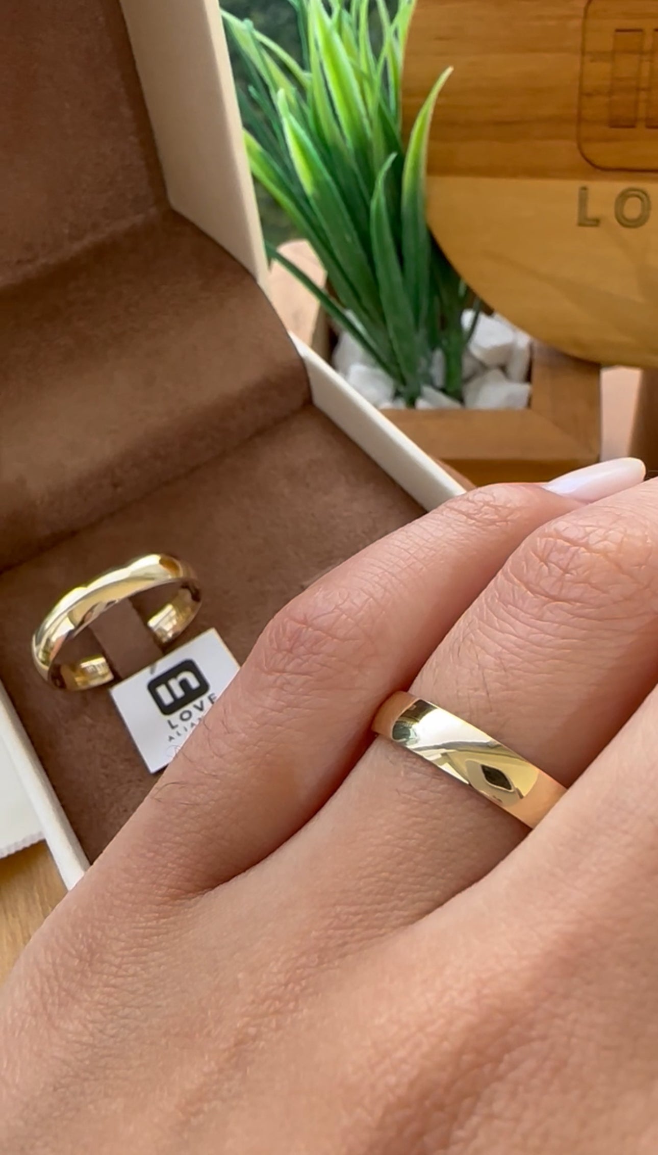 Alianças de Casamento em Ouro 18k - Modelo Tradicional | 4mm | 12x R$599