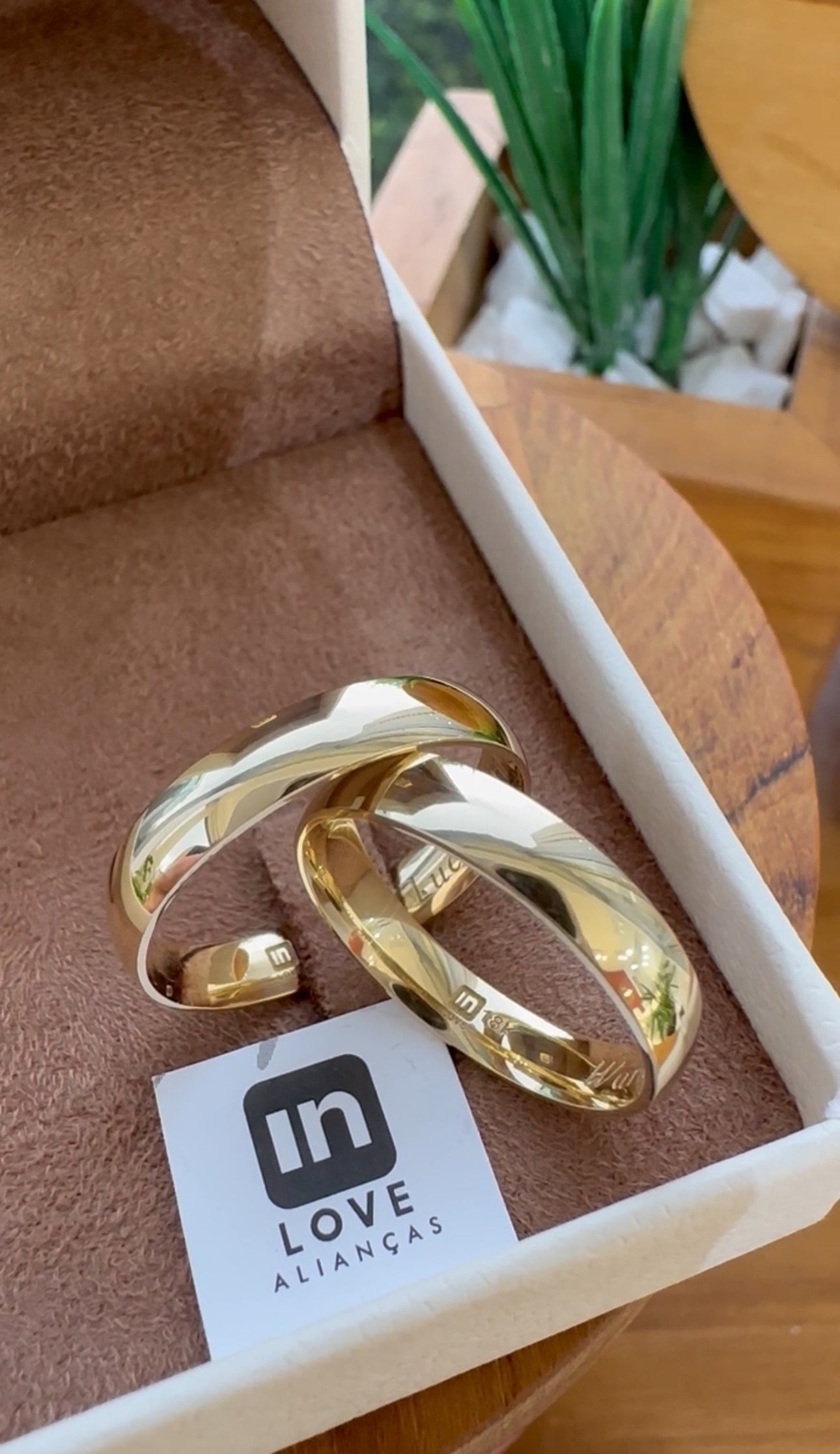 Alianças de Casamento em Ouro 18k - Modelo Tradicional | 4mm | 12x R$599