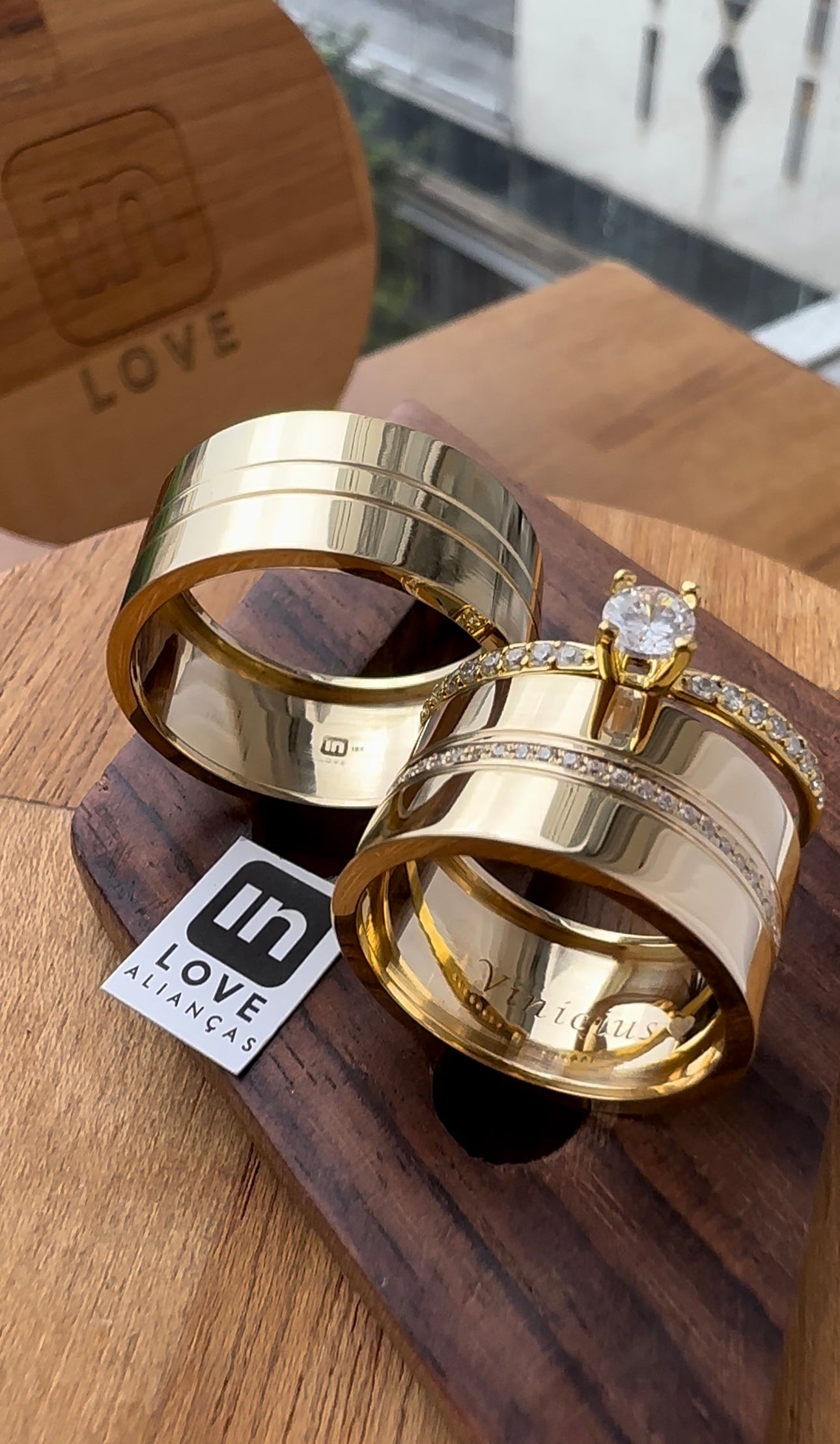 Par de Alianças em Ouro 18k - Modelo Joy | 10mm | 12x R$999