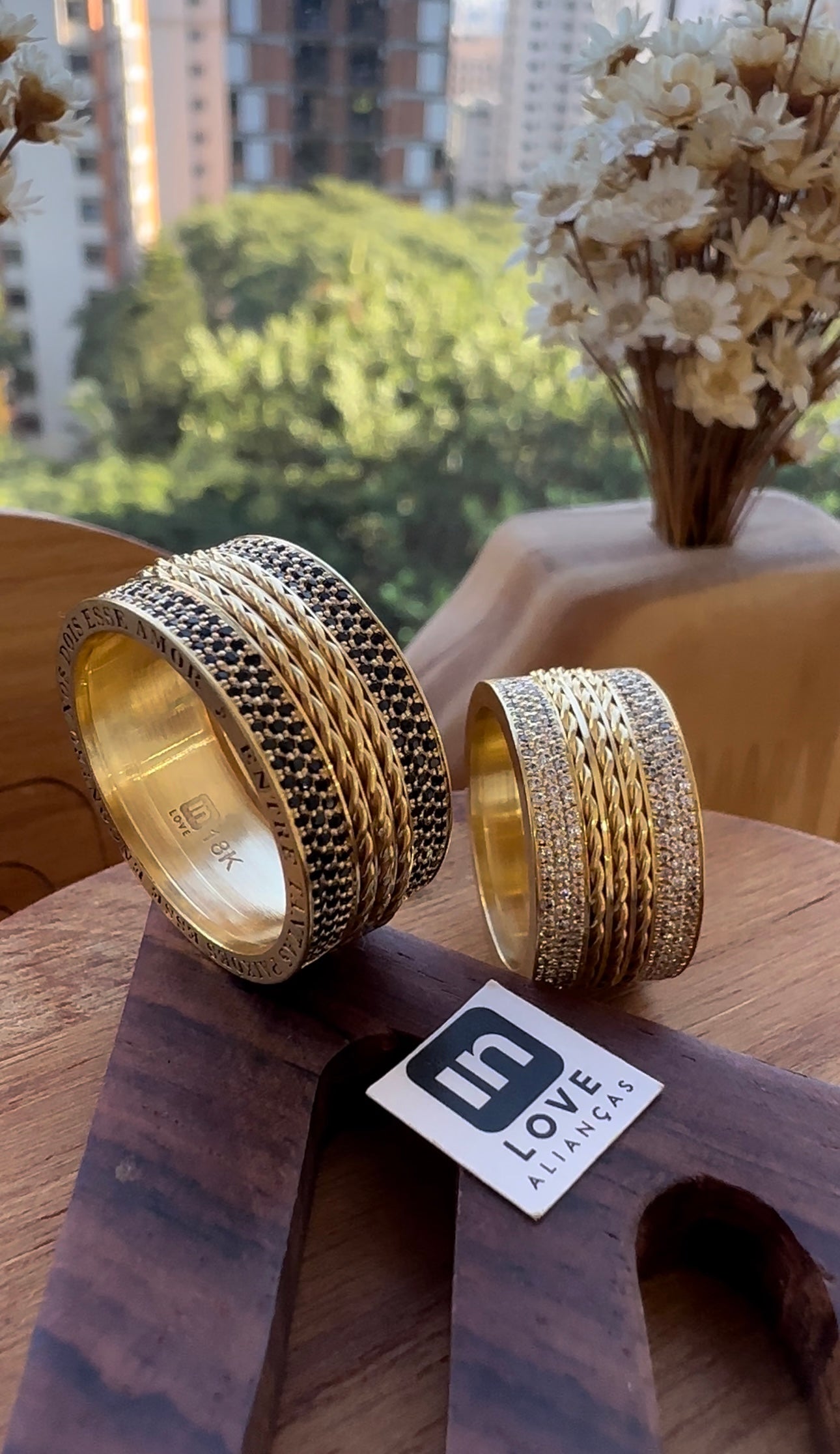 Alianças de Casamento em Ouro 18k - Modelo Esse Amor Duo | 10mm | 12x R$2.158.33