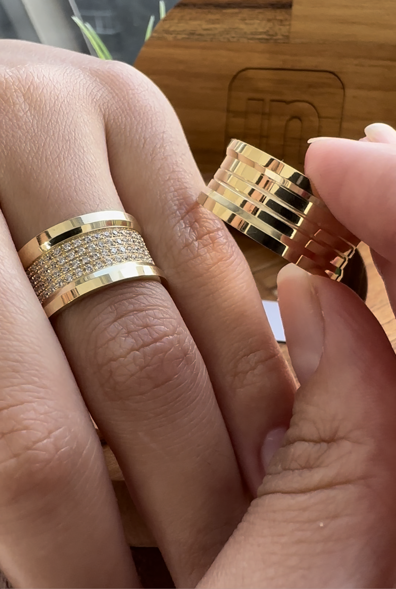 Alianças de Casamento em Ouro 18k - Modelo Maldivas | 10mm | 12x R$1.175