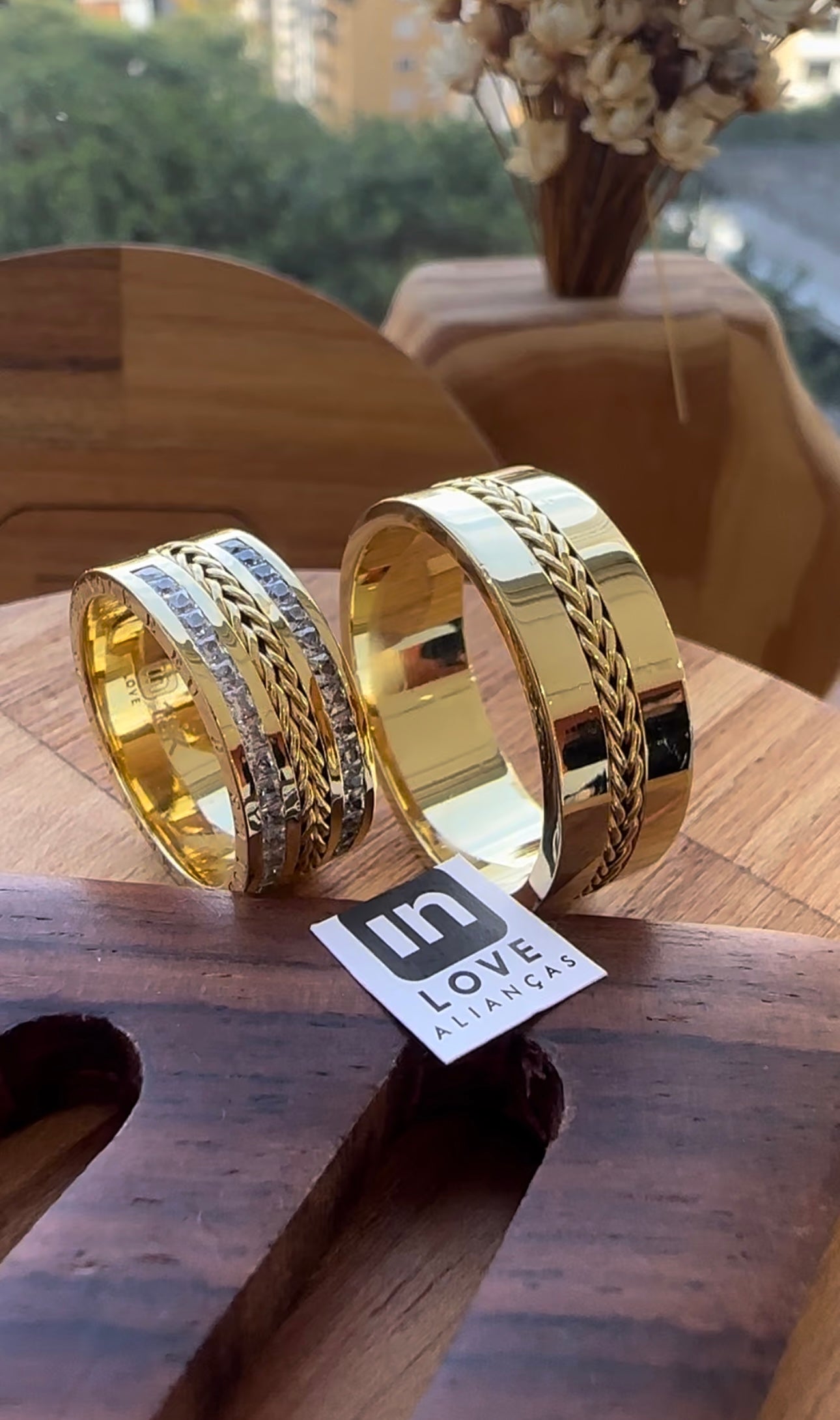 Alianças de Casamento em Ouro 18k - Modelo Anjos | 8mm | 12x R$1.408,33