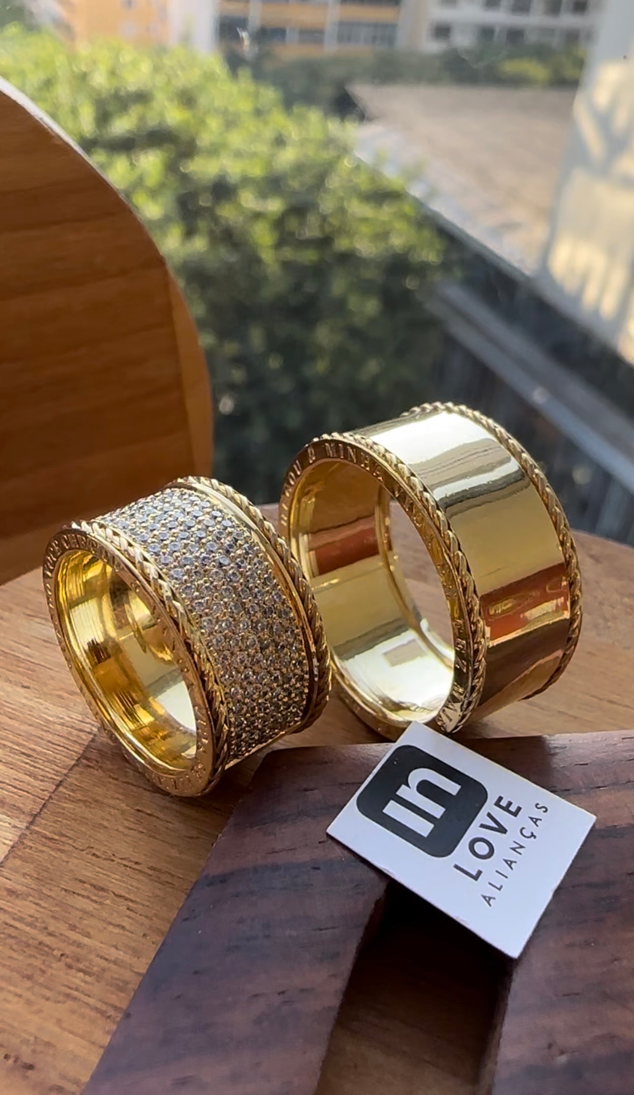 Alianças de Casamento em Ouro 18k - Modelo Sunshine | 10mm | 12x R$1.582.5