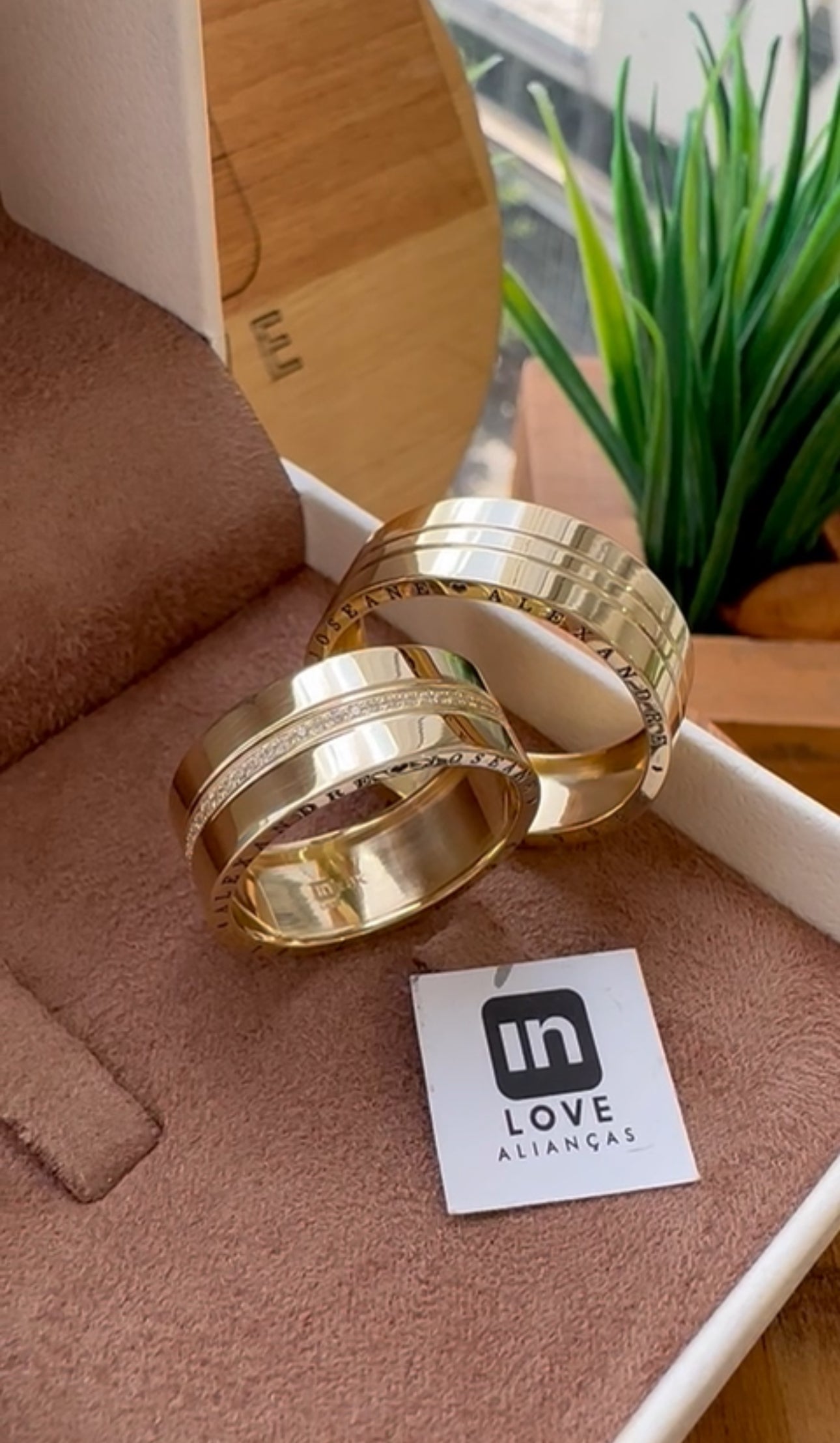 Alianças de Casamento em Ouro 18k - Modelo Joy | 8mm | 12x R$1.043,33