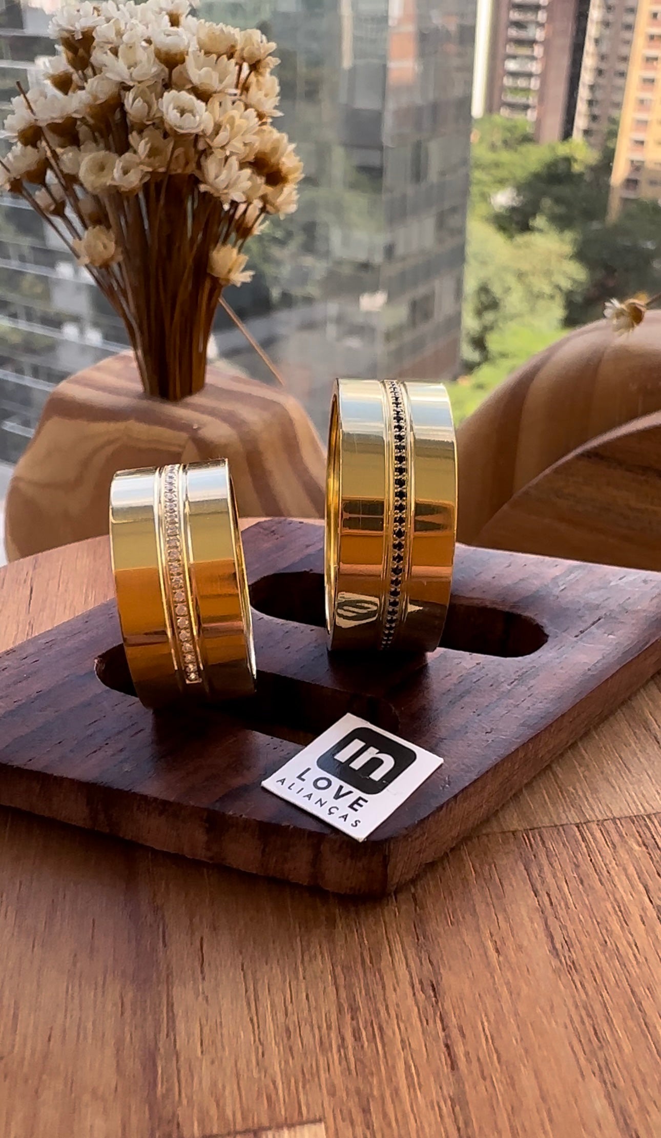 Alianças de Casamento em Ouro 18k - Modelo Joy | 10mm | 12x R$1.083