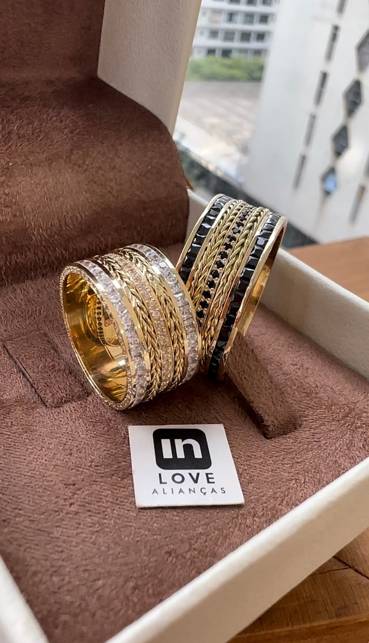 Alianças de Casamento em Ouro 18k - Modelo Nossa Paixão | 10mm | 12x R$2.249