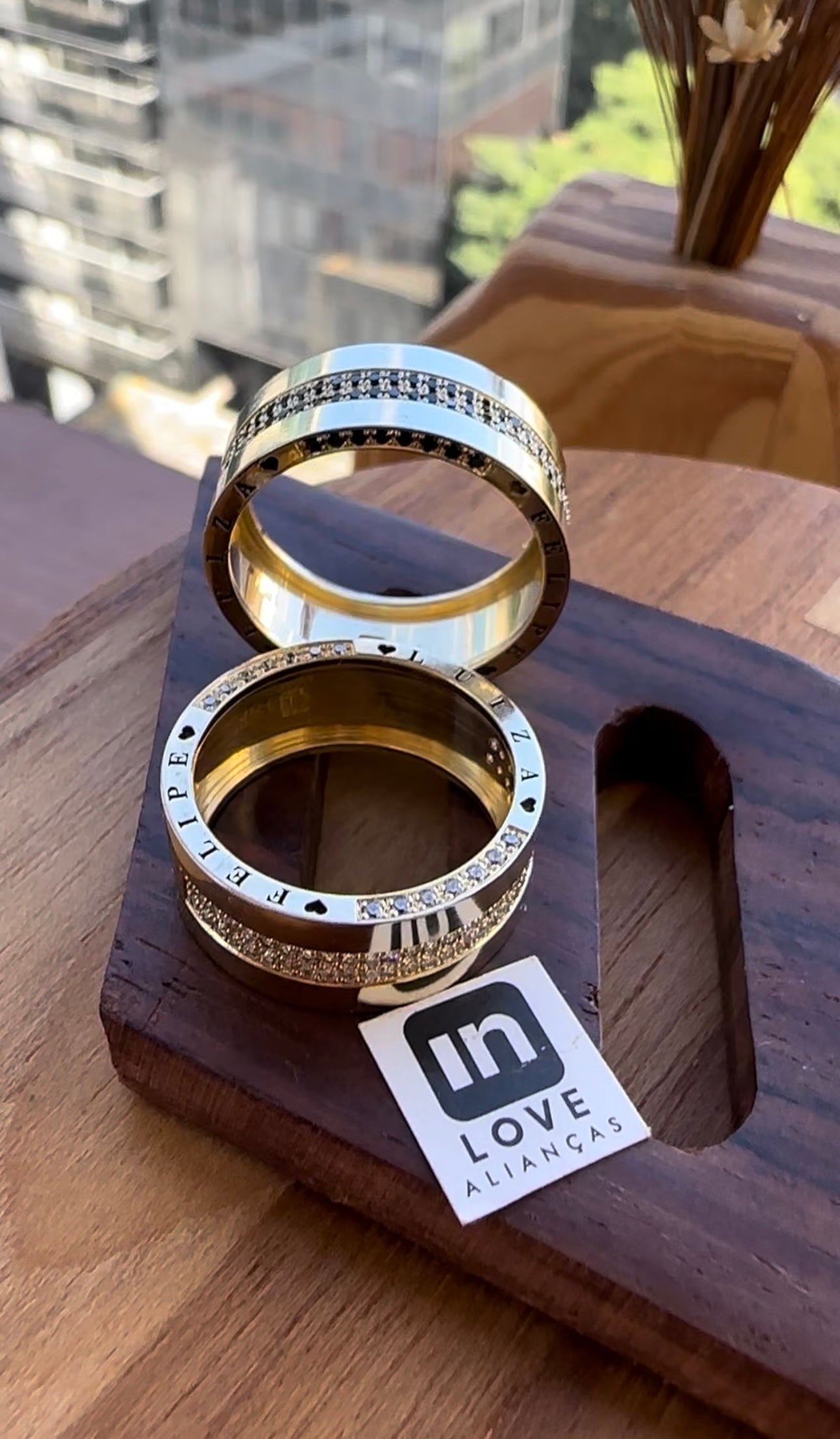 Alianças de Casamento em Ouro 18k - Modelo Carinho Duo | 8mm | 12x R$999.16
