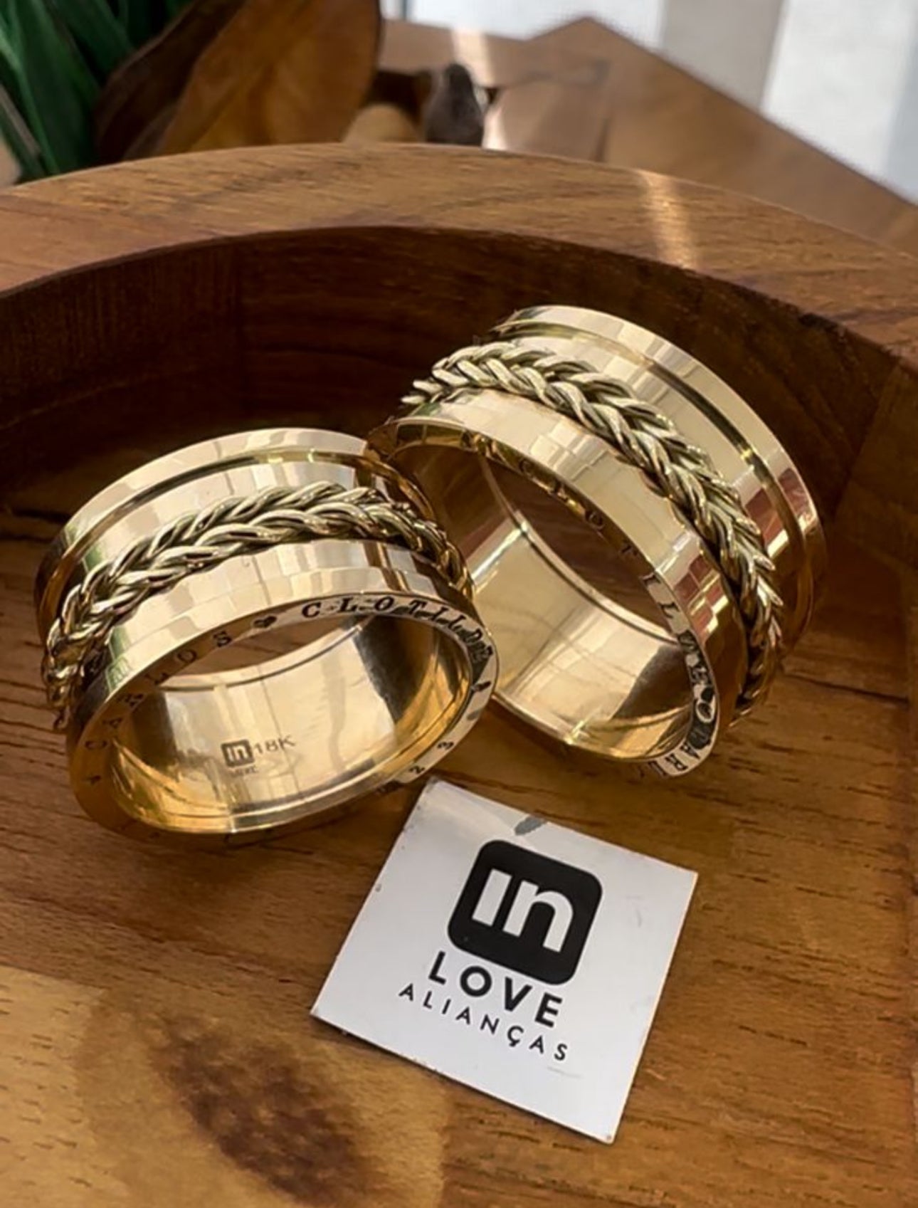 Alianças de Casamento em Ouro 18k - Modelo Nosso Santo | 10mm | 12x R$1.582.5