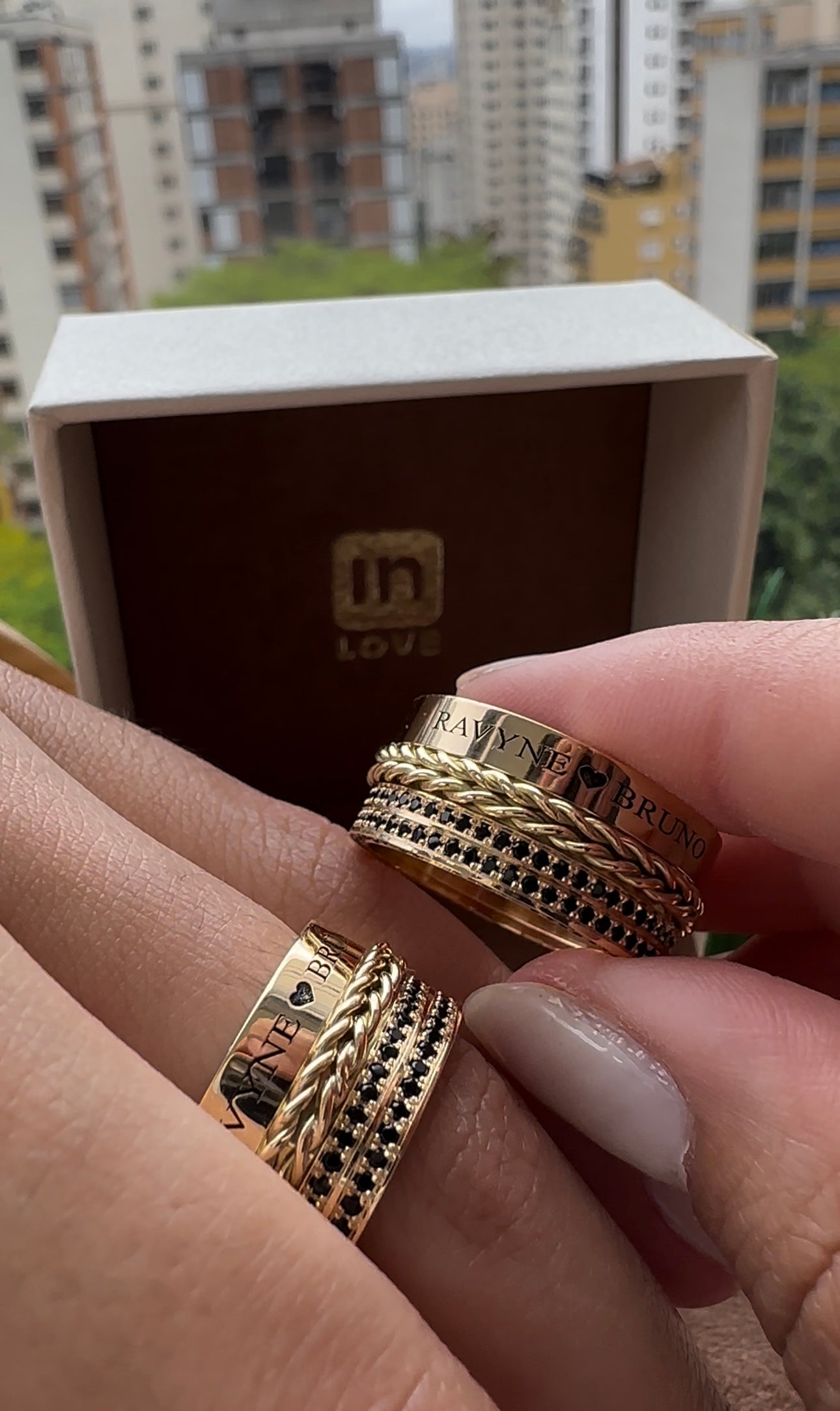 Alianças de Casamento em Ouro 18k - Modelo Life Black | 10mm | 12x R$2.165