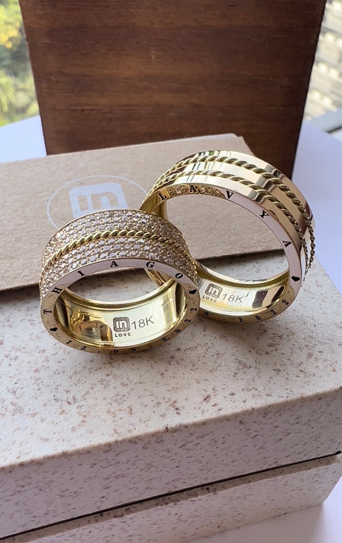 Alianças de Casamento em Ouro 18k - Modelo Meu Abrigo | 8mm | 12x R$1.249