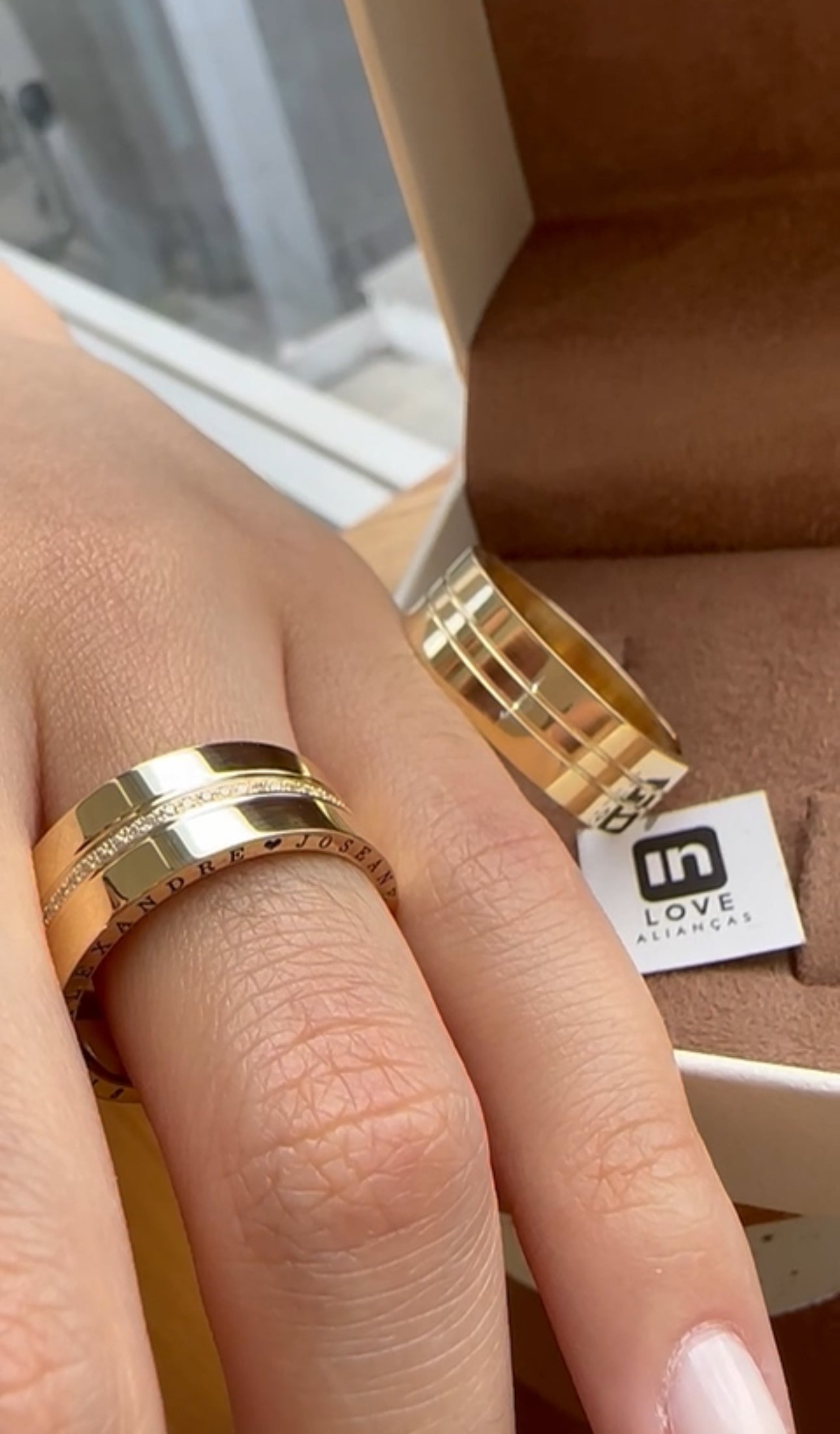 Alianças de Casamento em Ouro 18k - Modelo Joy | 8mm | 12x R$1.043,33