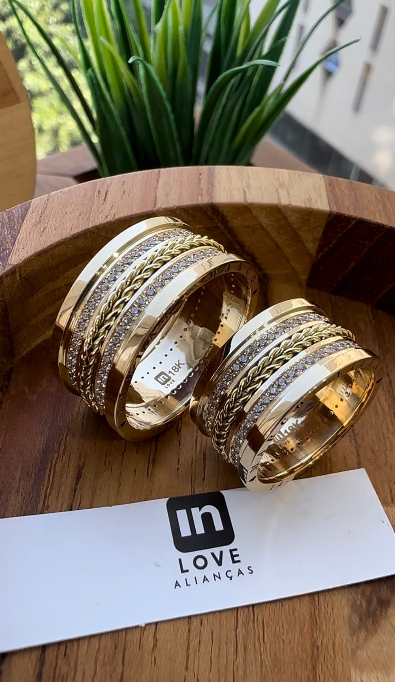 Alianças de Casamento em Ouro 18k - Modelo Nosso Santo Bateu | 10mm | 12x R$1.556,66