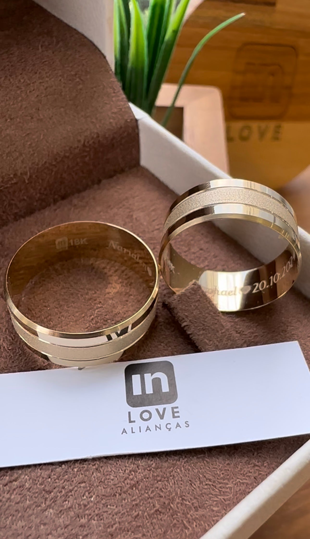 Alianças de Casamento em Ouro 18k - Modelo Histórias | 8mm | 12x R$583,33