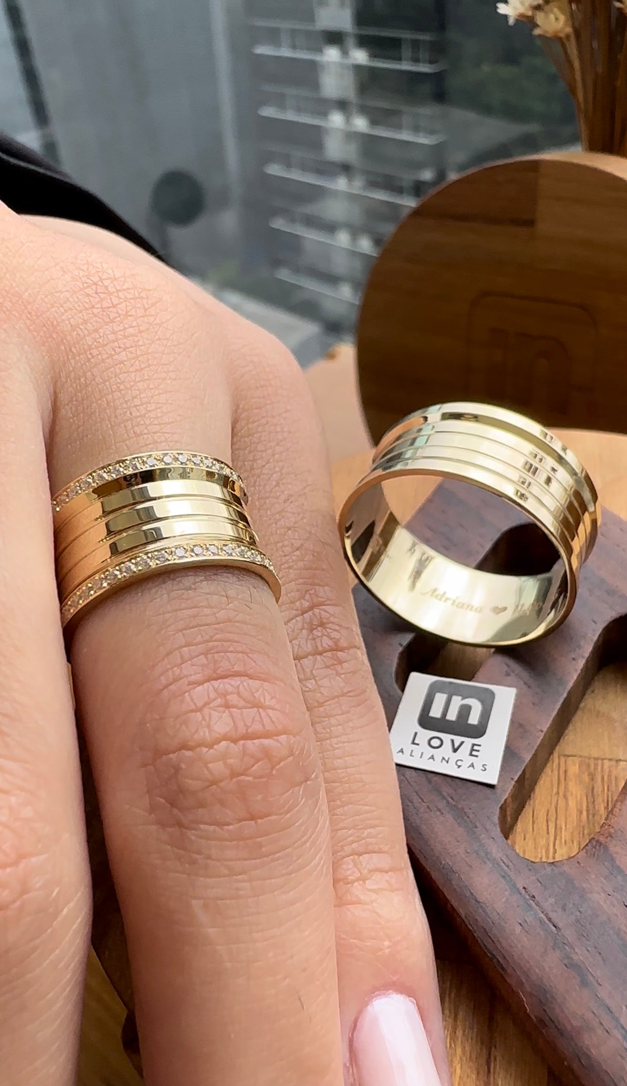 Alianças de Casamento em Ouro 18k - Modelo Paraíso | 10mm | 12x R$865
