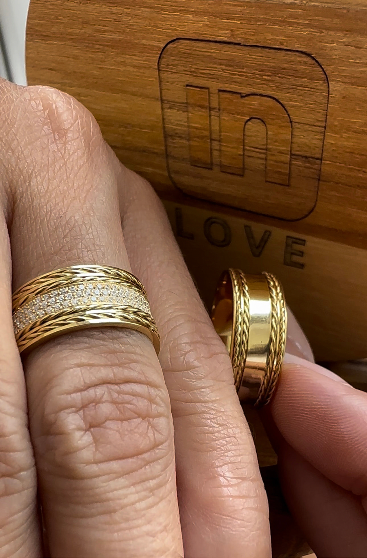 Alianças de Casamento em Ouro 18k - Modelo Bem Querer | 8mm | 12x R$999