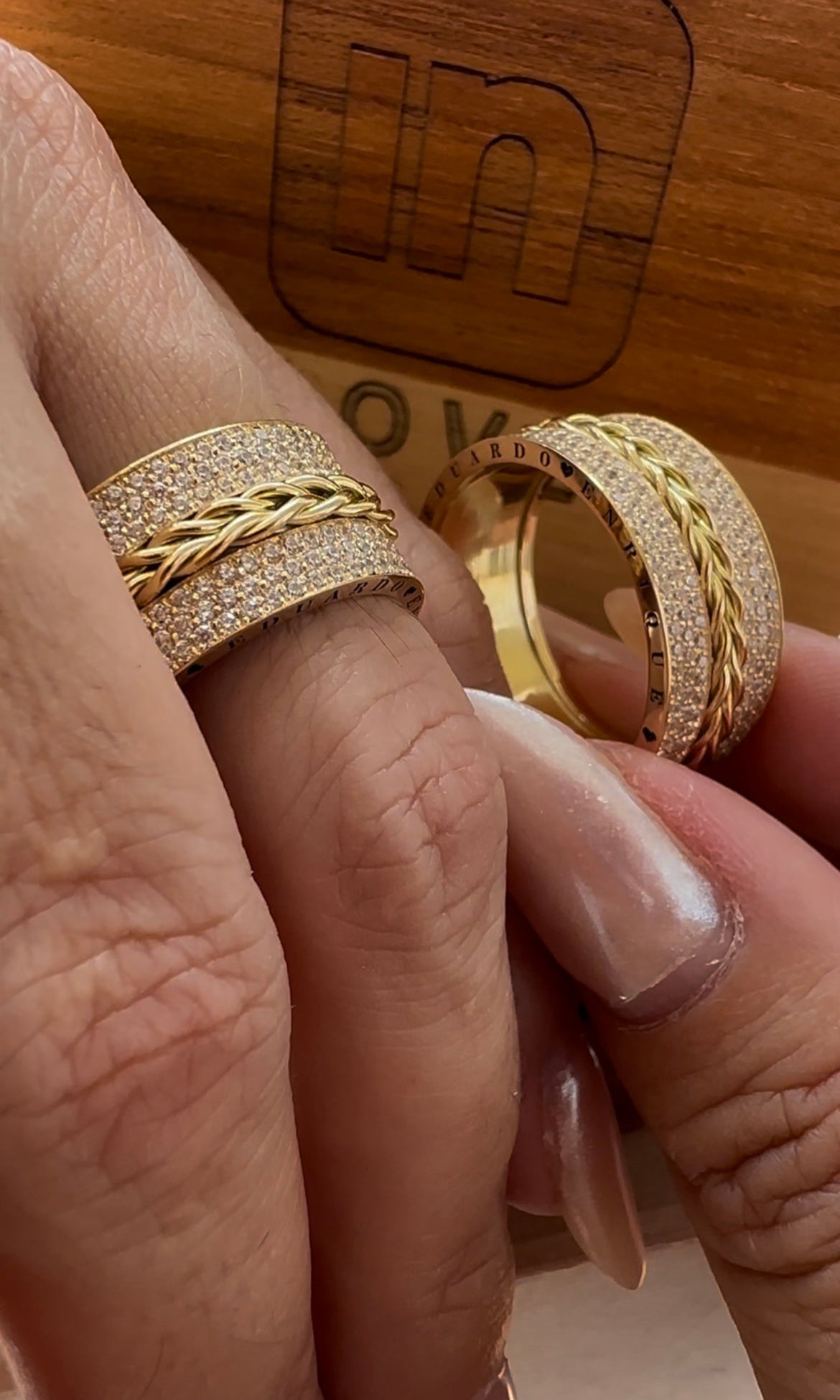 Alianças de Casamento em Ouro 18k - Modelo Eternity Duo | 10mm | 12x R$2.056,66