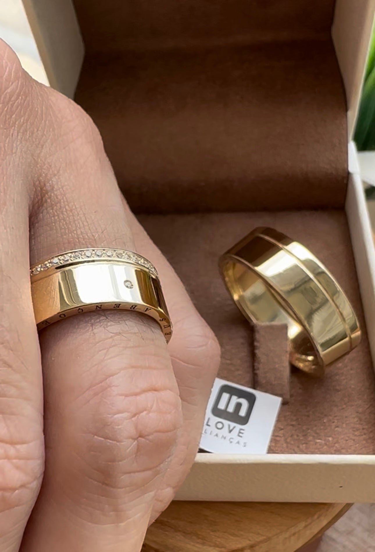 Alianças de Casamento em Ouro 18k - Modelo Lírios | 8mm | 12x R$891,66