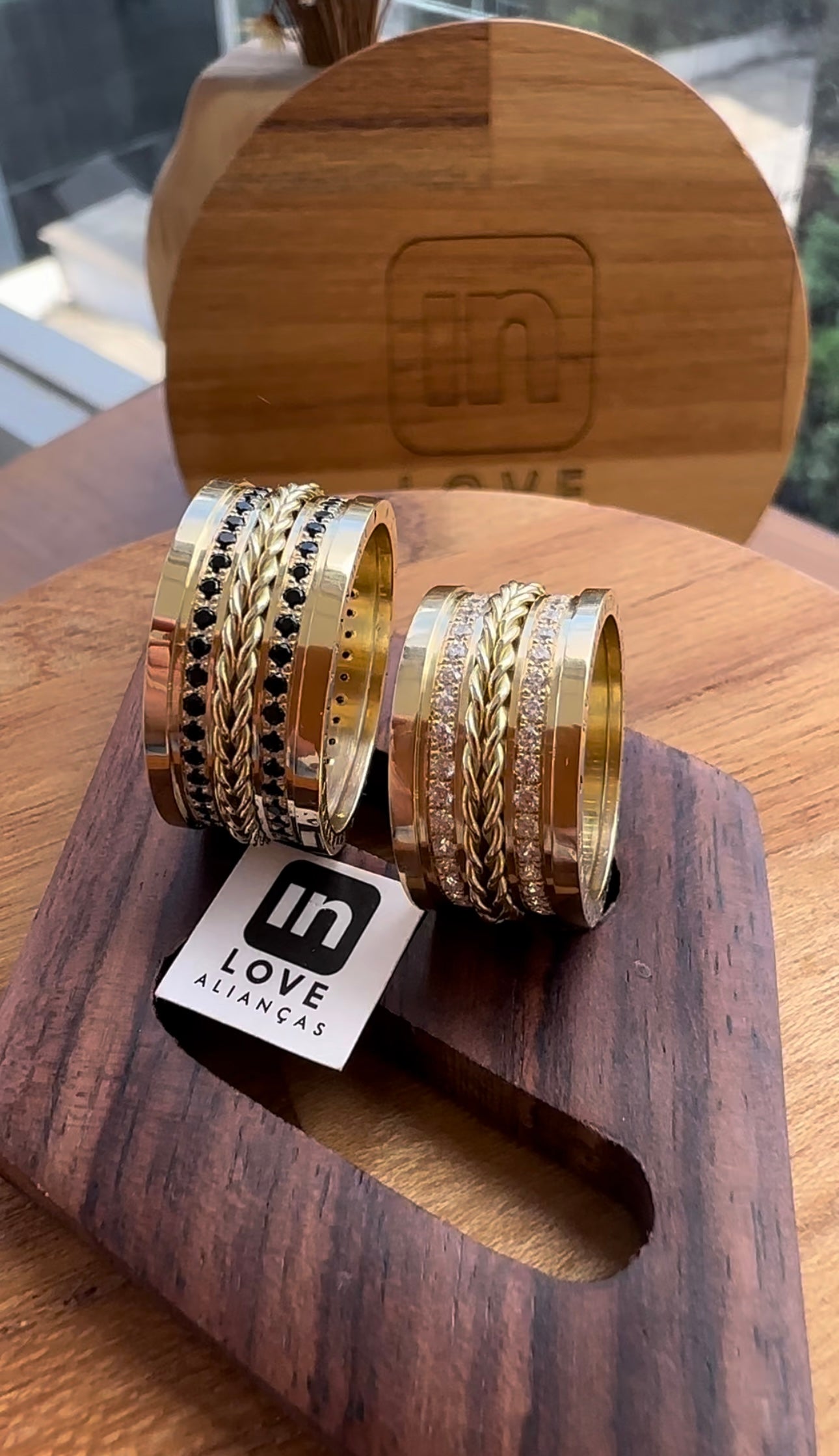 Alianças de Casamento em Ouro 18k - Modelo Nosso Santo Bateu | 10mm | 12x R$1.556,66