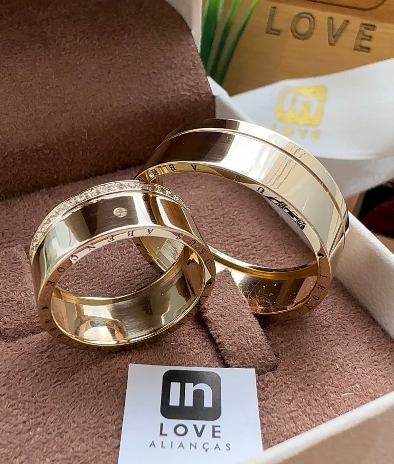 Alianças de Casamento em Ouro 18k - Modelo Lírios | 8mm | 12x R$891,66