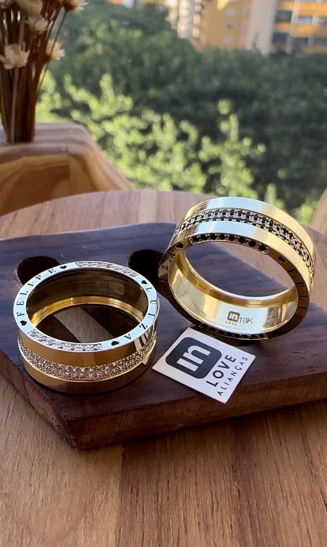 Alianças de Casamento em Ouro 18k - Modelo Carinho Duo | 8mm | 12x R$999.16