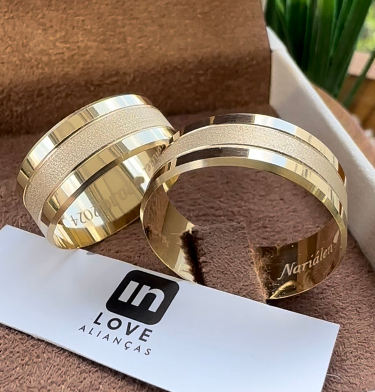Alianças de Casamento em Ouro 18k - Modelo Histórias | 8mm | 12x R$583,33