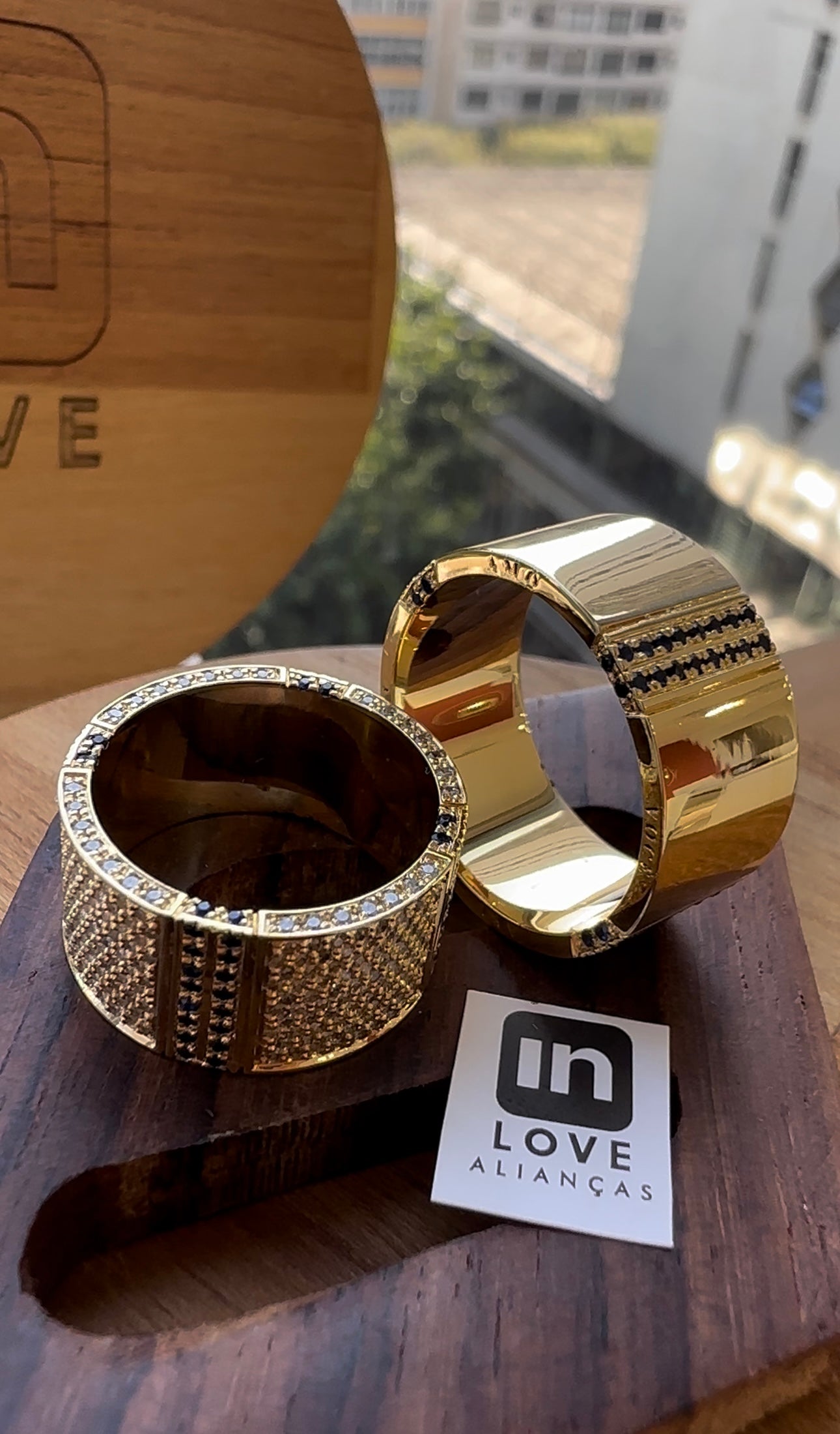 Alianças Ouro 18k Diamantes & Safiras - Modelo Eu Amo Você | 10mm | 12x R$3.332,50