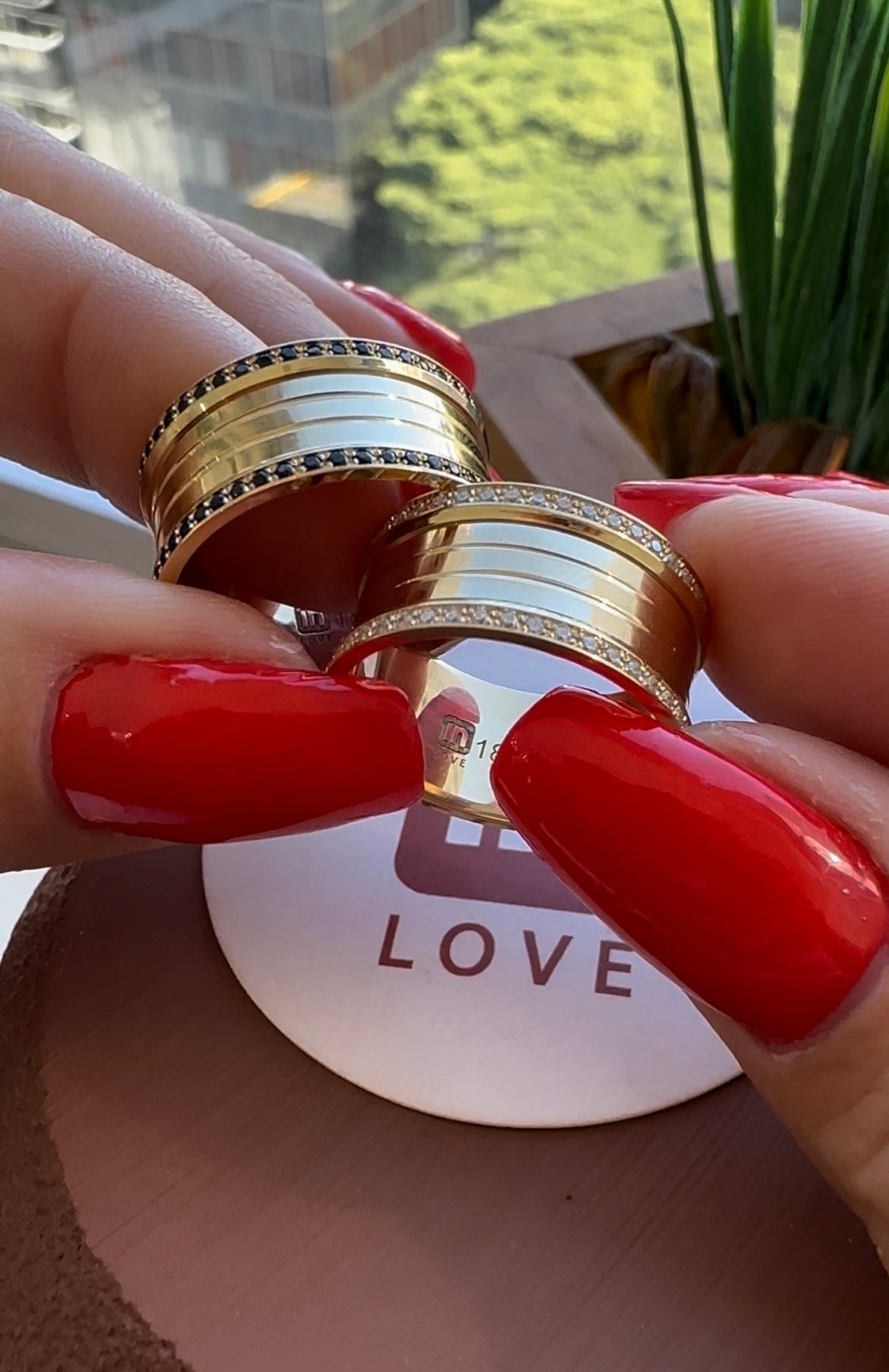 Alianças de Casamento em Ouro 18k - Modelo Paraíso | 9mm | 12x R$980