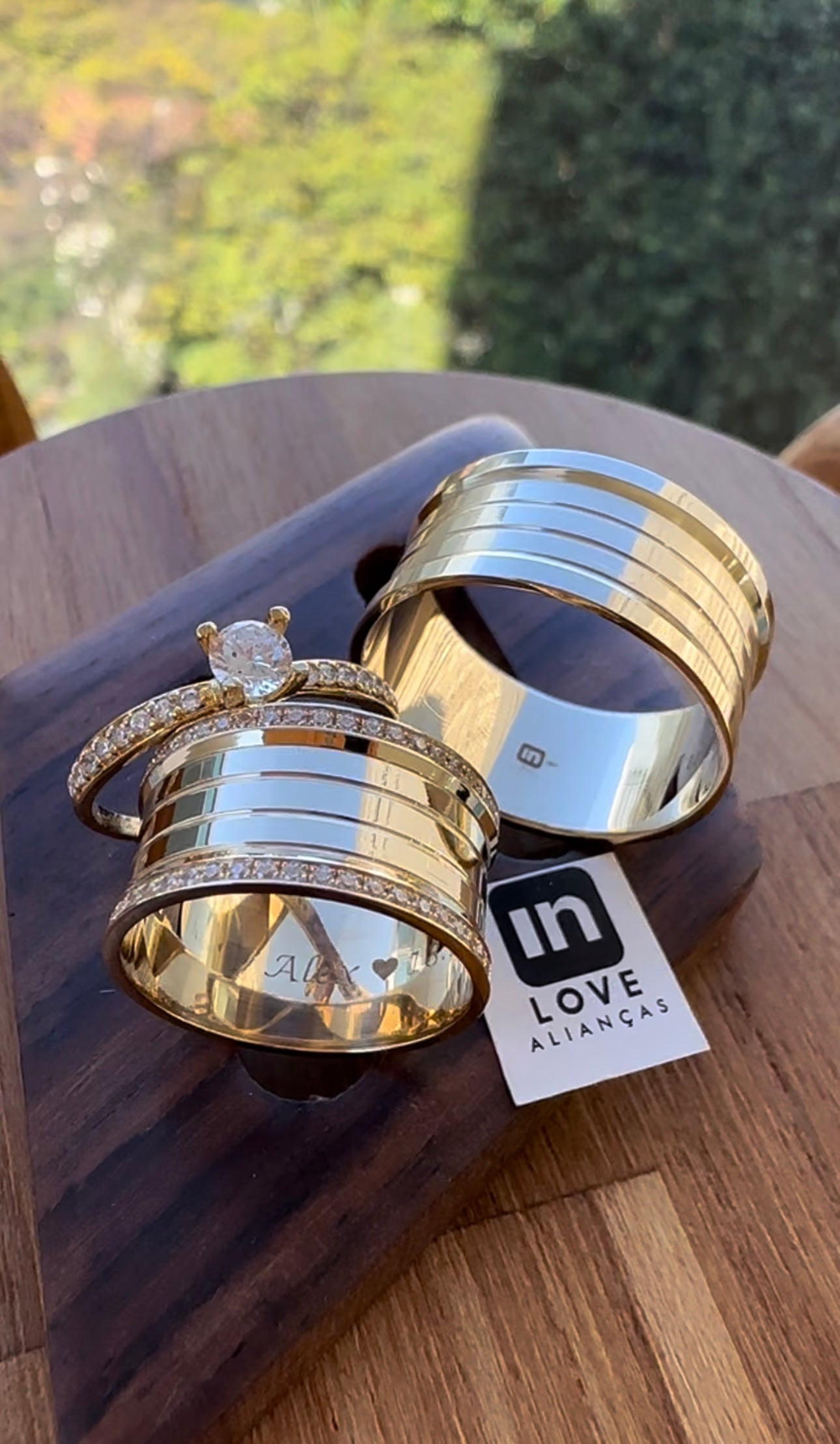 Alianças de Casamento em Ouro 18k - Modelo Paraíso | 10mm | 12x 999
