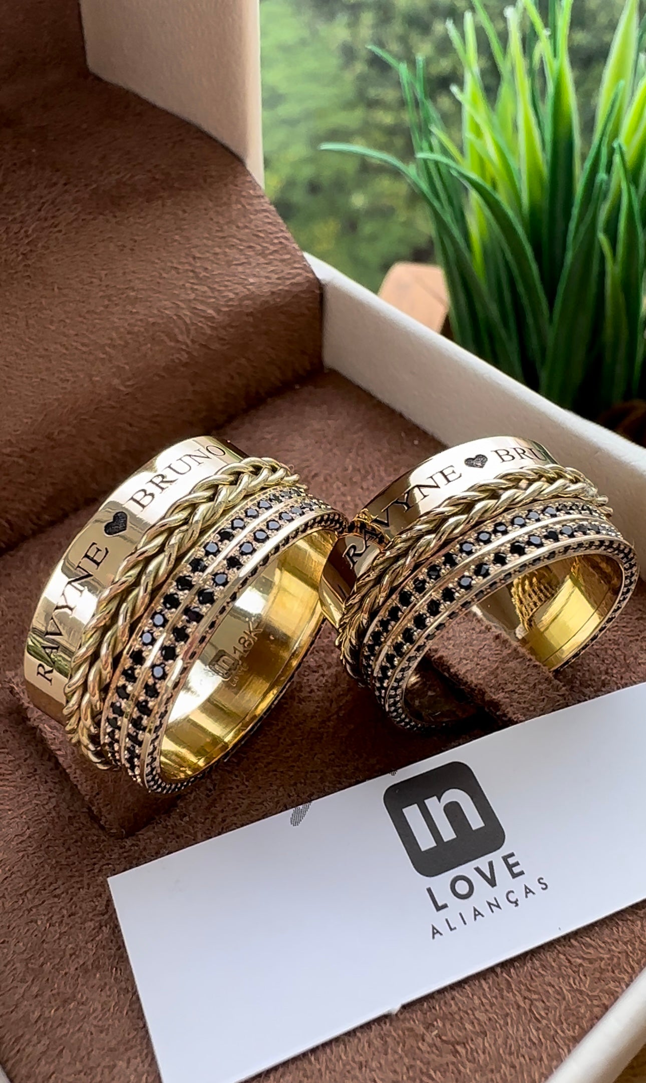 Alianças de Casamento em Ouro 18k - Modelo Life Black | 10mm | 12x R$2.165