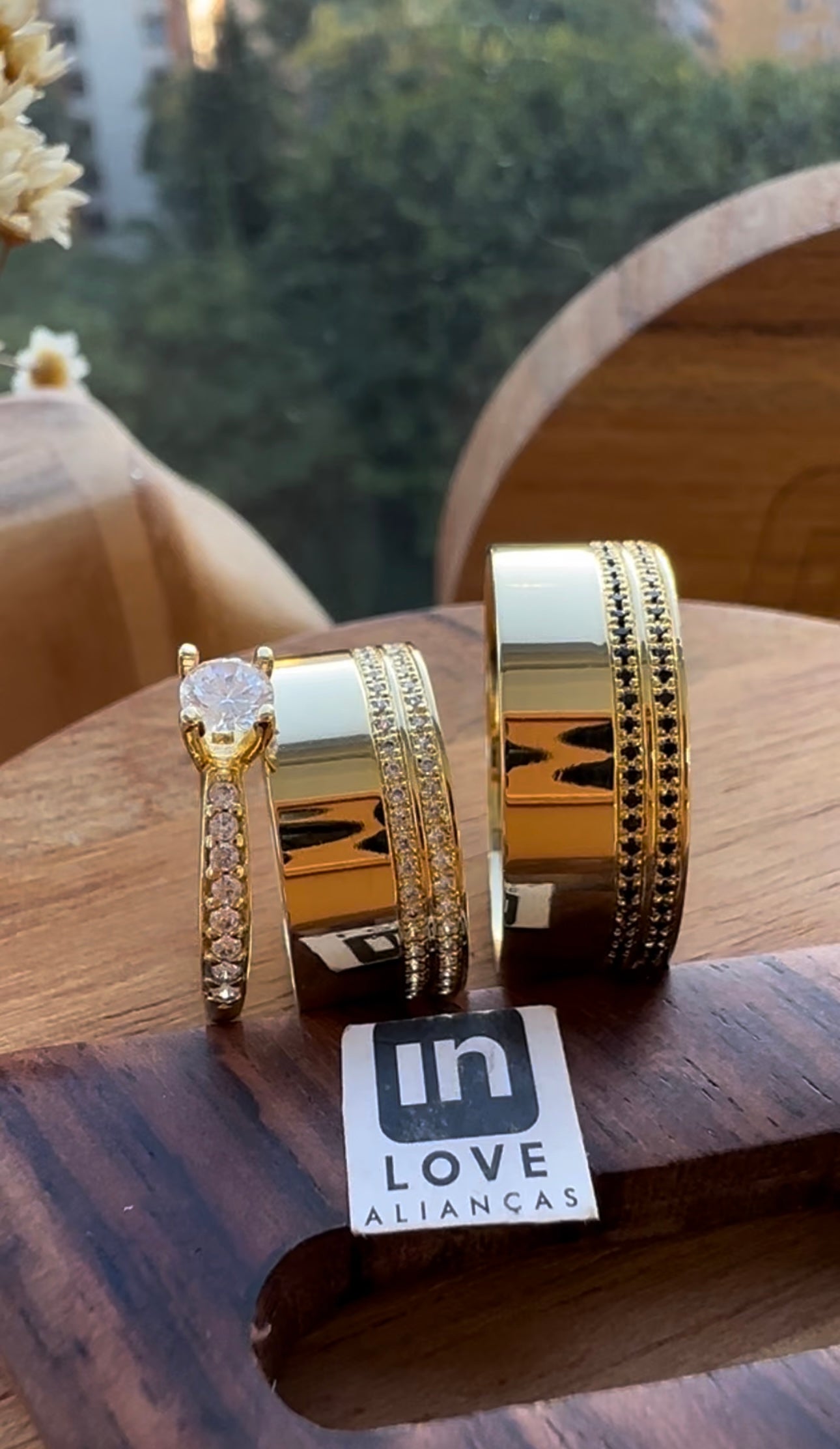 Alianças de Casamento em Ouro 18k - Modelo Sorte | 8mm | 12x R$666
