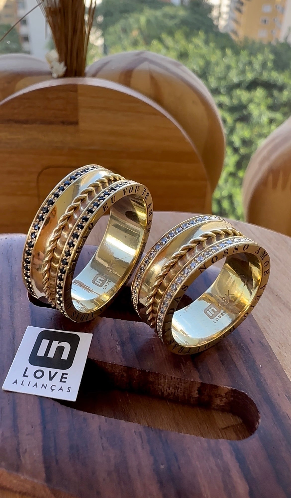 Alianças de Casamento em Ouro 18k - Modelo Ellos | 8mm | 12x R$1.666