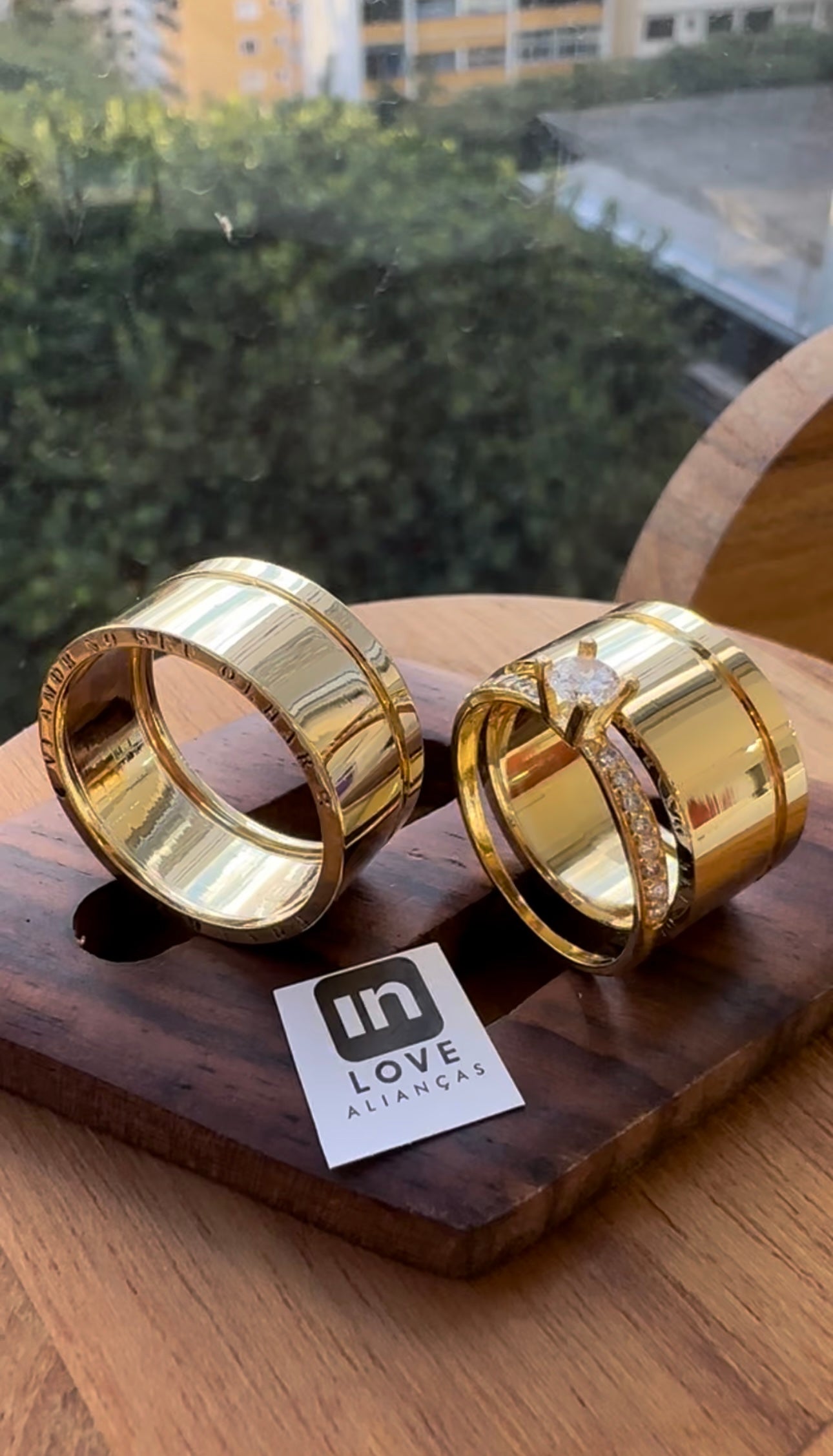 Alianças de Casamento em Ouro 18k - Modelo Afago | 10mm | 12x R$916